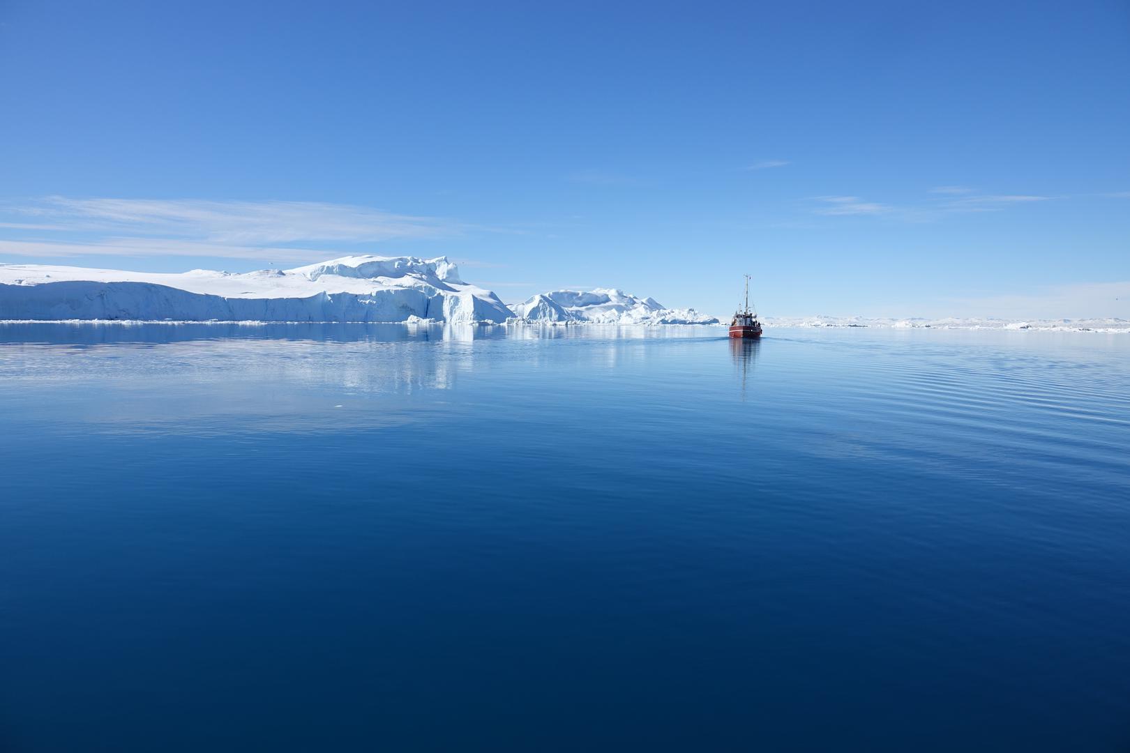 Šetnja gradovima poput glavnog grada Nuuka otkriva još jednu posebnost, a to su živopisne, šarene kuće. Ova tradicija nije samo estetske prirode; u prošlosti, kada su Danci kolonizirali otok, boje su služile kao praktičan kod. Crvene zgrade bile su rezervirane za crkve i trgovine, žute za bolnice, zelene za telekomunikacije, a crne za policijske postaje, omogućujući lako snalaženje u vremenima jezičnih barijera.
