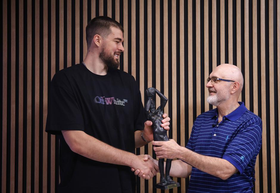 Zagreb: Dražen Brajdić uručio je nagradu Ivici Zubcu, Večernjakovom košarkašu godine