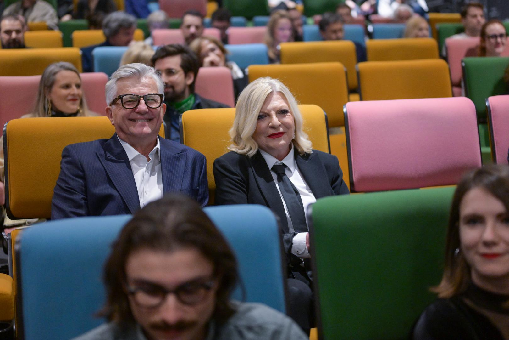 Sedmodjelni dokumentrani serijal "Svjetla pozornice", koji donosi pregled popularne kulture u Hrvatskoj od 1950-ih do danas, s emitiranjem počinje u utorak, 25. studenog u 21:15 na Prvom pogramu HRT-a. Voditelji emisije jesu Dubravko Merlić i Željka Ogresta, koje ćemo po prvi puta gledati zajedno na malim ekranima