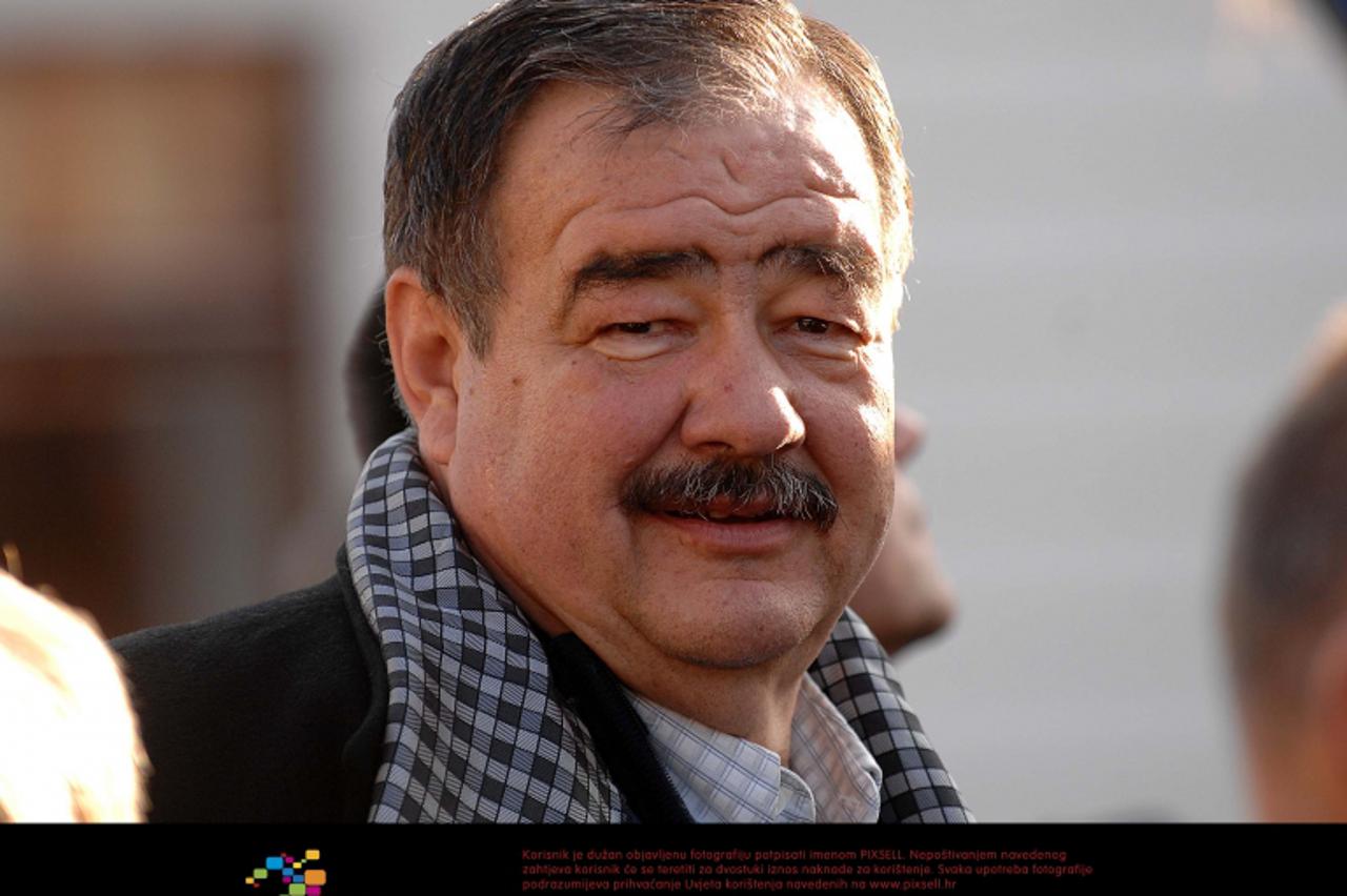 '10.12.2009., Cakovec, Hrvatska- Nakon duzeg vremena zbog operacije noge, cakovecki gradonacelnik Branko Salamon izasao medju gradjane. Photo: Vjeran Zganec Rogulja/PIXSELL '