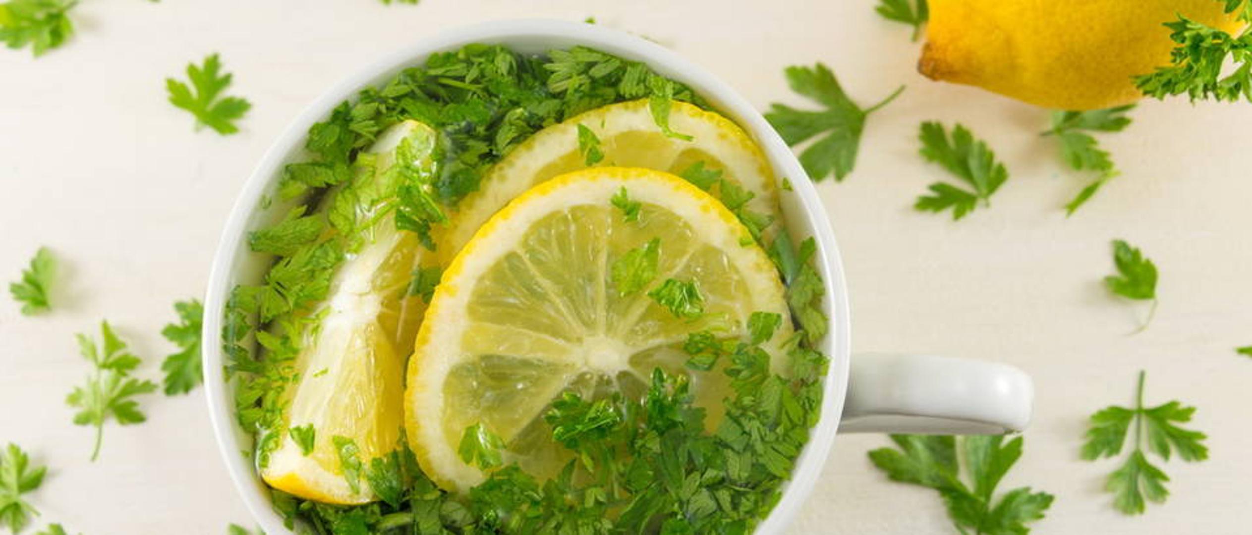 Čaj od peršina opušta i ublažava glavobolje, migrene, astmu, grčeve u trbuhu i iritaciju mjehura. Savjetuje se dojiljama kad im otiču grudi. Ne treba ga zakiseljavati. 