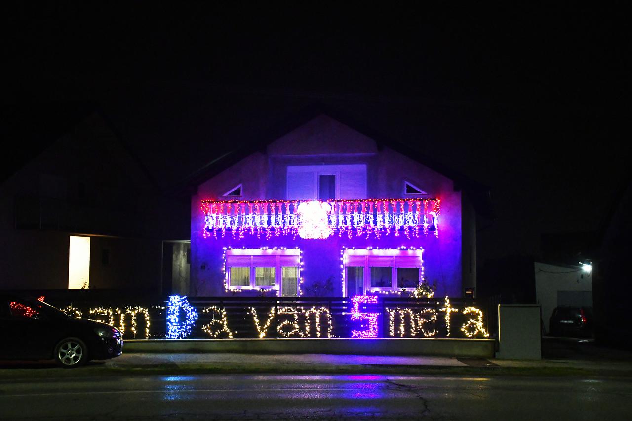 Podvinje: Kuća ukrašena s tisućama lampica i osvijetljenom ogradom s natpisom "Znam sa vam smeta"