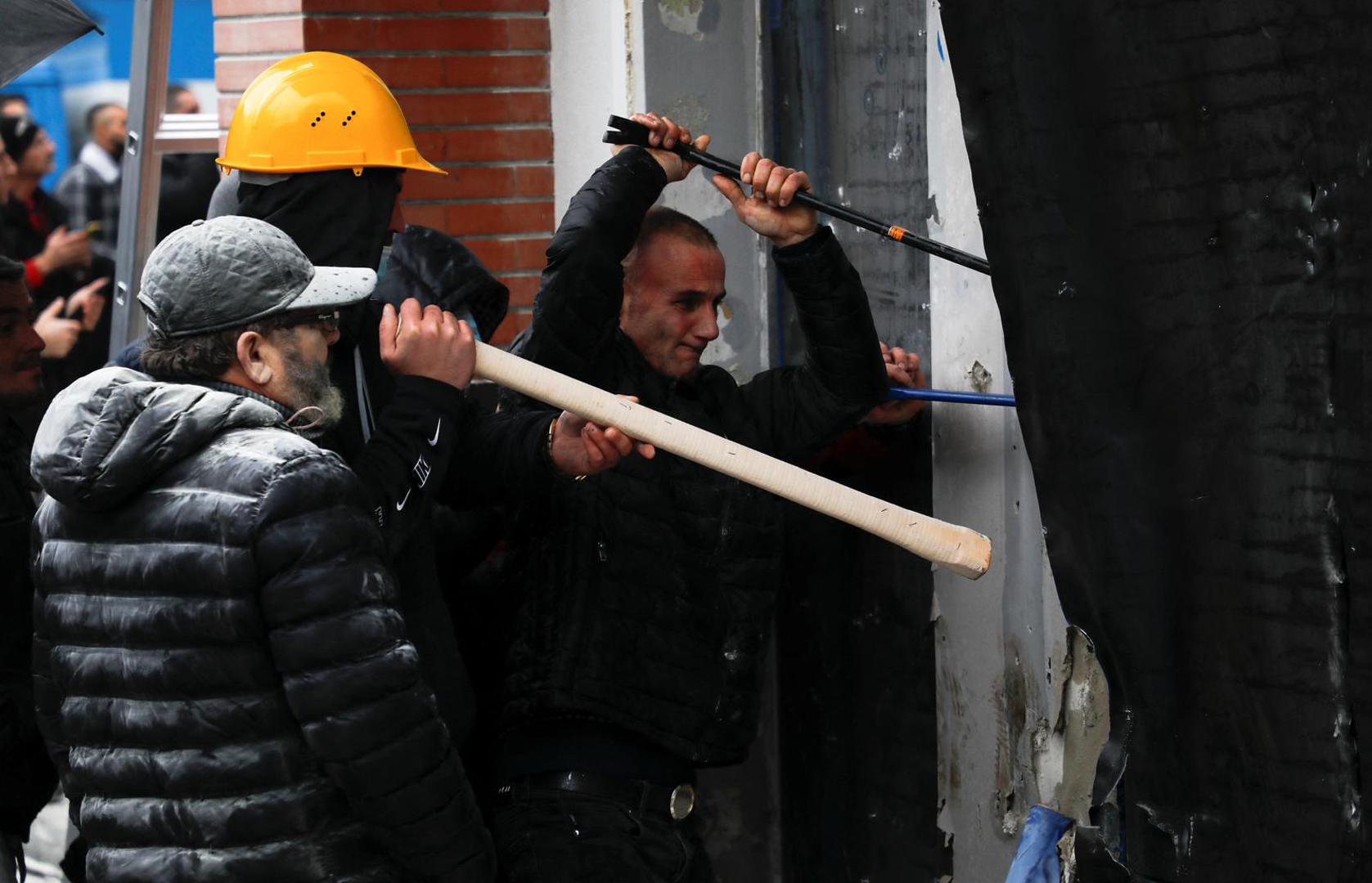 Protesters attack the headquarters of the Democratic Party in Tirana, Albania, January 8, 2022. REUTERS/Florion Goga Photo: Florion Goga/REUTERS