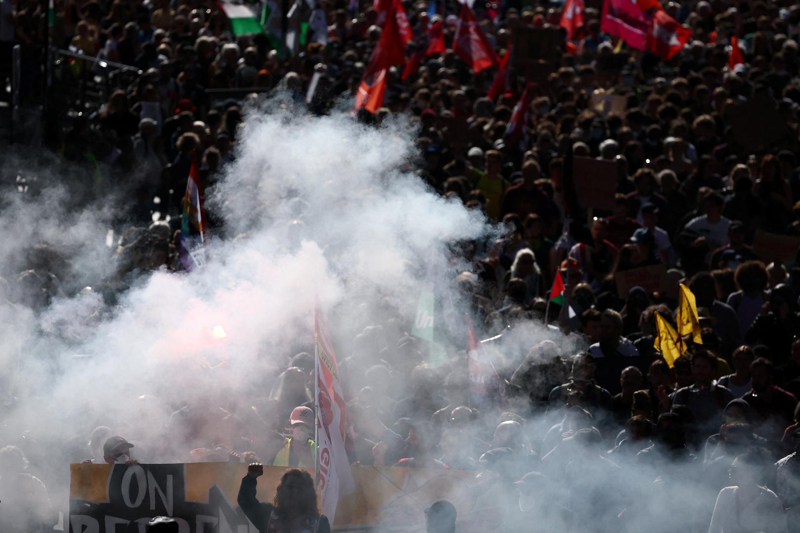 Francuska je paralizirana. Od ranih jutarnjih sati, val masovnih prosvjeda i štrajkova zahvatio je zemlju u jednoj od najvećih demonstracija javnog bijesa posljednjih godina.