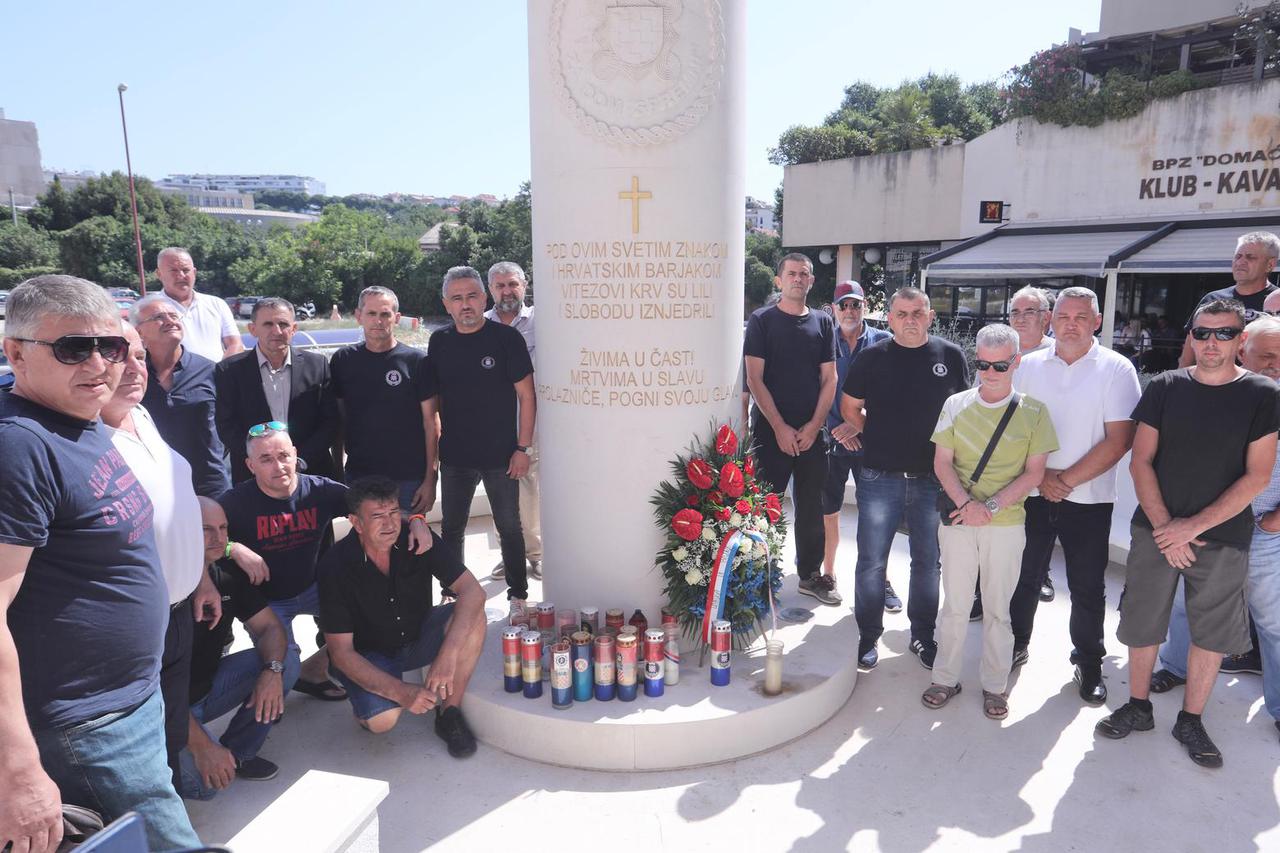 Split: Čelnici nove udruge 9. bojne HOS 1991 položili vijence kod spomenika HOS-a