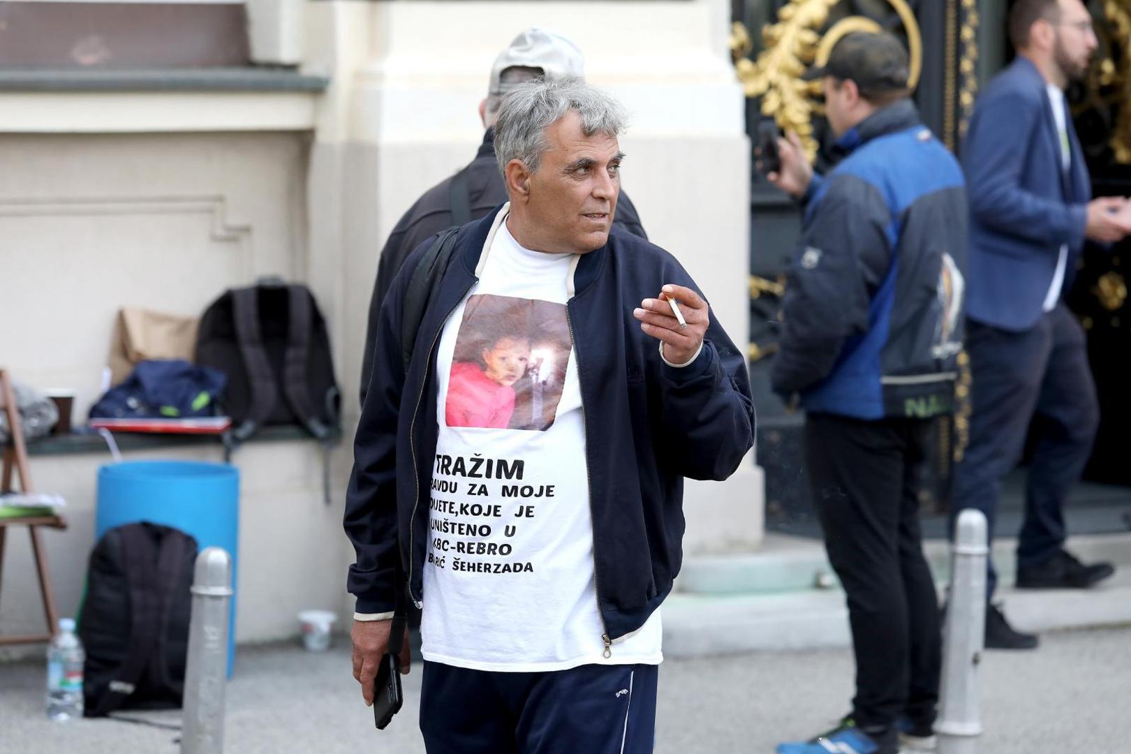 18.05.2020., Zagreb - Stranke Lijevog bloka u gradskoj skupstini, Mozemo, Zagreb je nas, Nova ljevica, ORaH, Radnicka fronta i Za grad od jucer prosvjeduju ispred Sabora zbog raspustanja prije nego sto je donesen zakon o obnovi, a za jutro su pozvali i gradjane da im se pridruze i docekaju zastupnike dok dolaze na sjednicu .Photo: Patrik Macek/PIXSELL