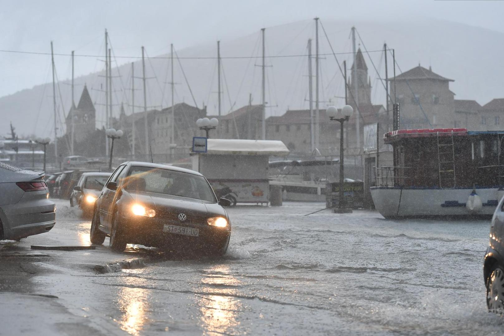 Poplavljene su prometnice diljem Jadrana.