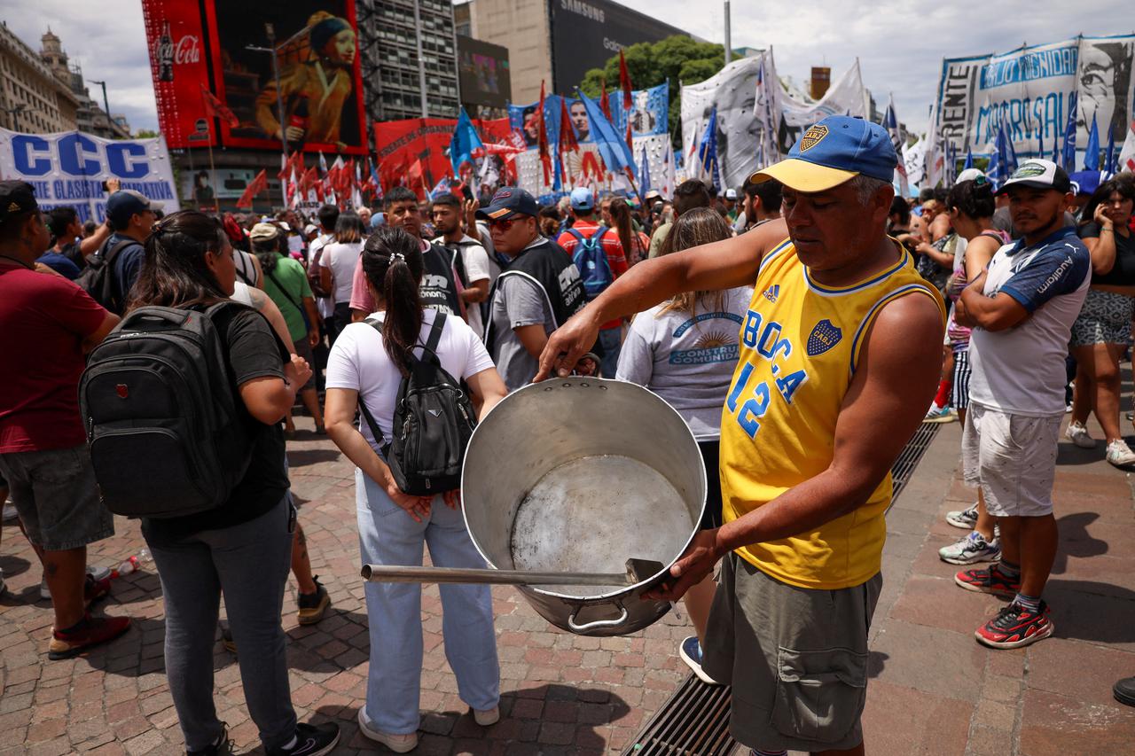 storyeditor/2023-12-28/2023-12-22T150930Z_2077292326_RC2B25ANTUI9_RTRMADP_3_ARGENTINA-POLITICS-PROTESTS.JPG