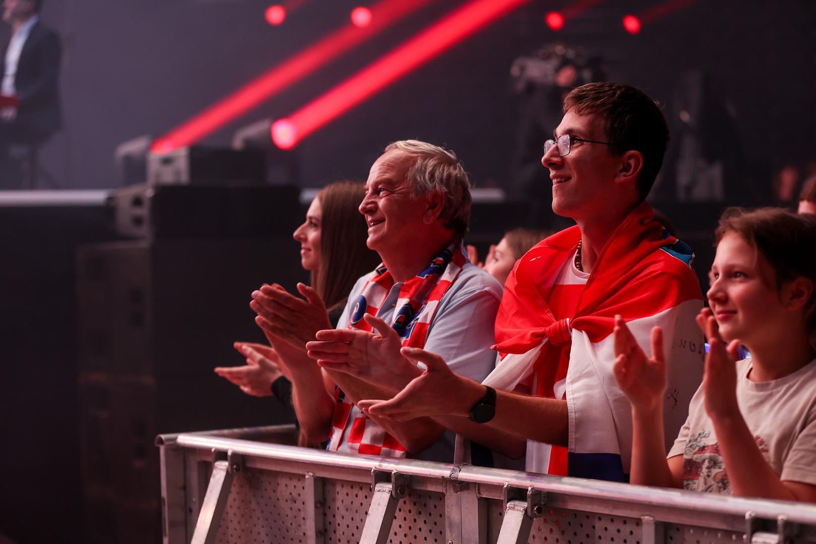 Ovo glazbeno slavlje donijelo je niz dojmljivih izvedbi pjesama koje su obilježile generacije i ujedinile Hrvate diljem svijeta. Na pozornici su se izmjenjivala najpoznatija imena hrvatske glazbene scene, uz orkestar i mnoštvo glazbenika koji su zajedničkim snagama stvorili atmosferu ponosa, zahvalnosti i zajedništva.