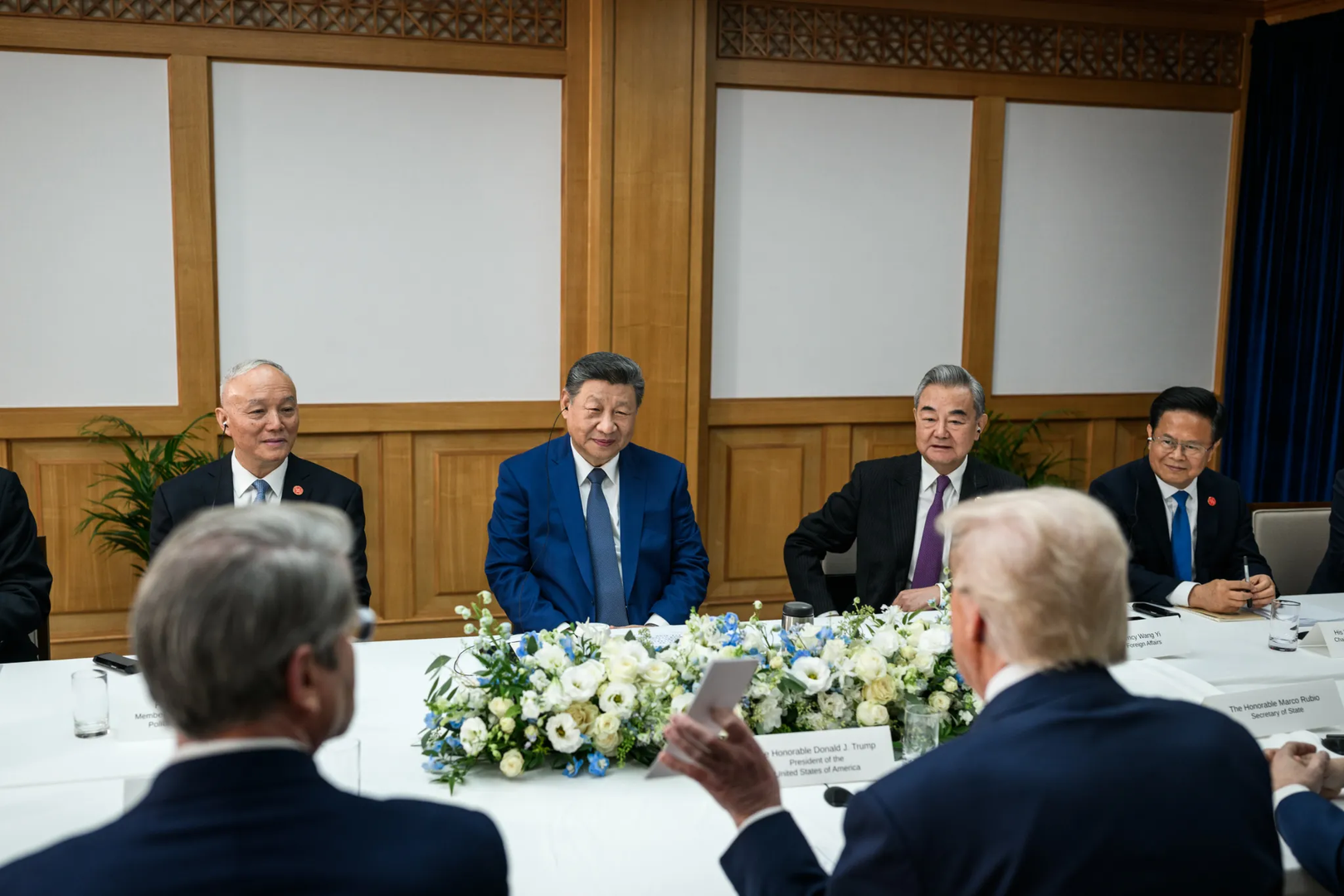 Kineski predsjednik Xi Jinping nije poznat po osmijesima. Izgradio je reputaciju ozbiljnog i stabilnog čovjeka. No, slike koje je objavila Bijela kuća pokazuju drugu stranu Xi-ja, onu koja nije vidljiva na fotografijama objavljenim u Kini.