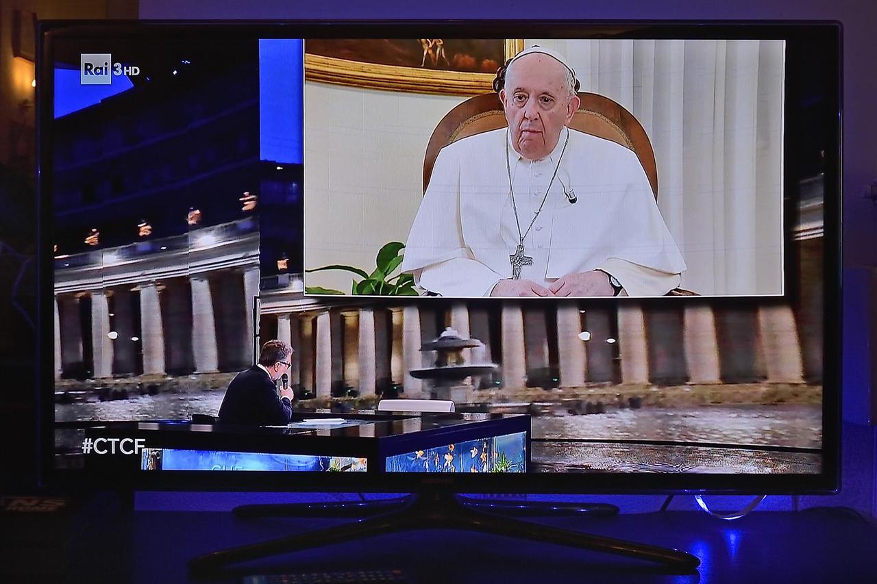 Pope Francis, live on television for the first time in an Italia