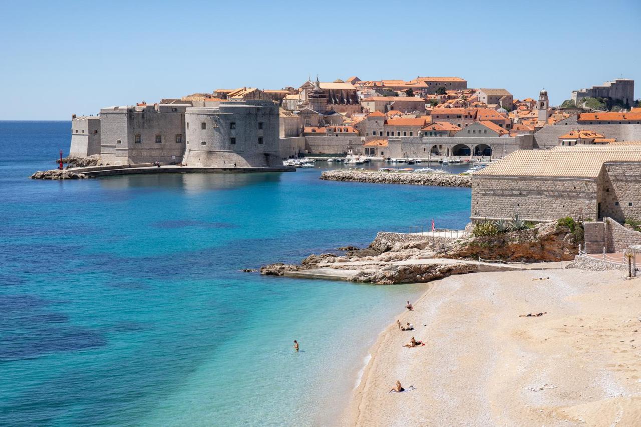 Dubrovnik: Sunčano vrijeme izmamilo građane na kupanje i sunčanje