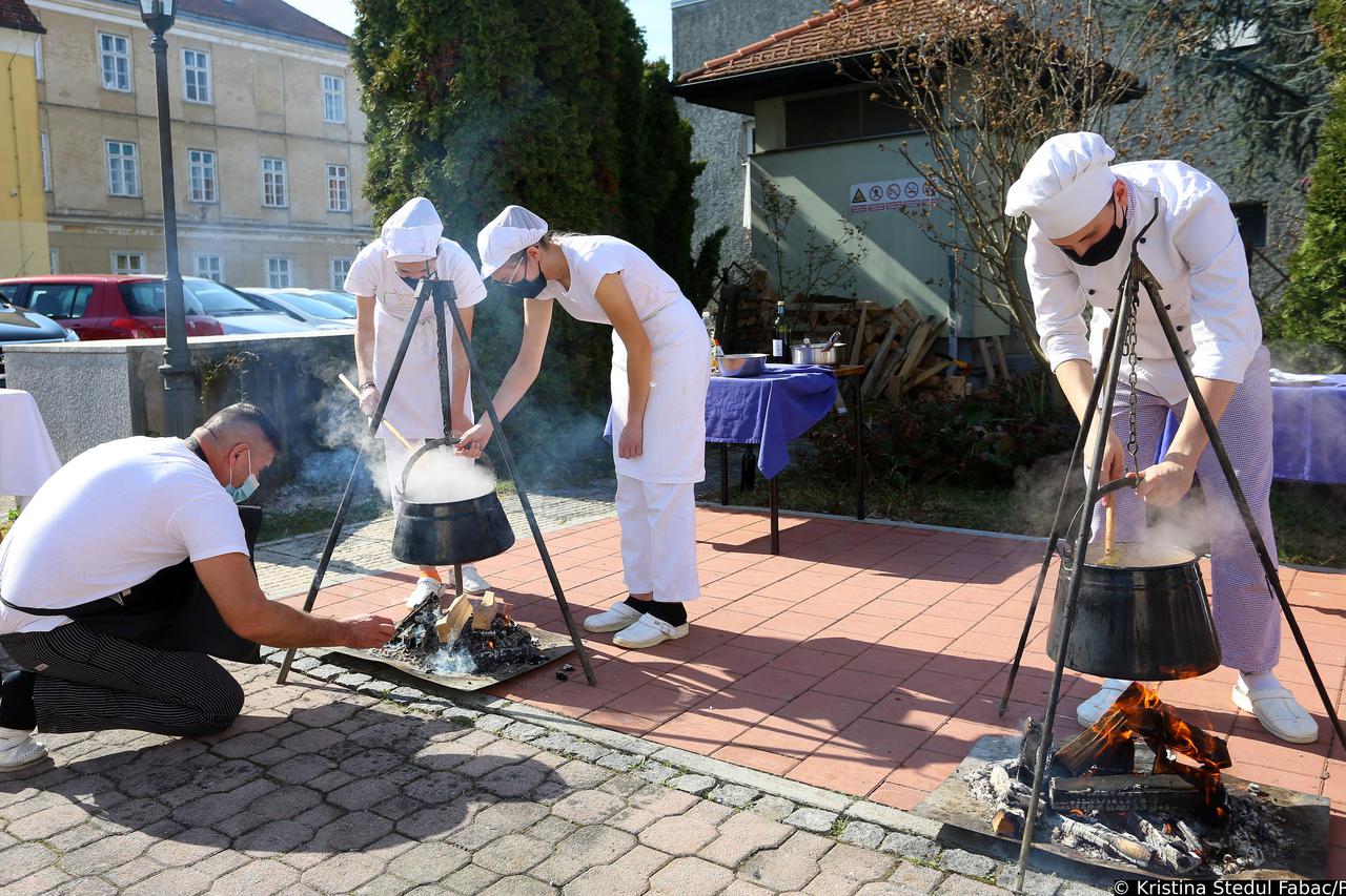 Karlovac: Praktična vježba učenika Trgovačko-ugostiteljske škole - kuhanje čobanca