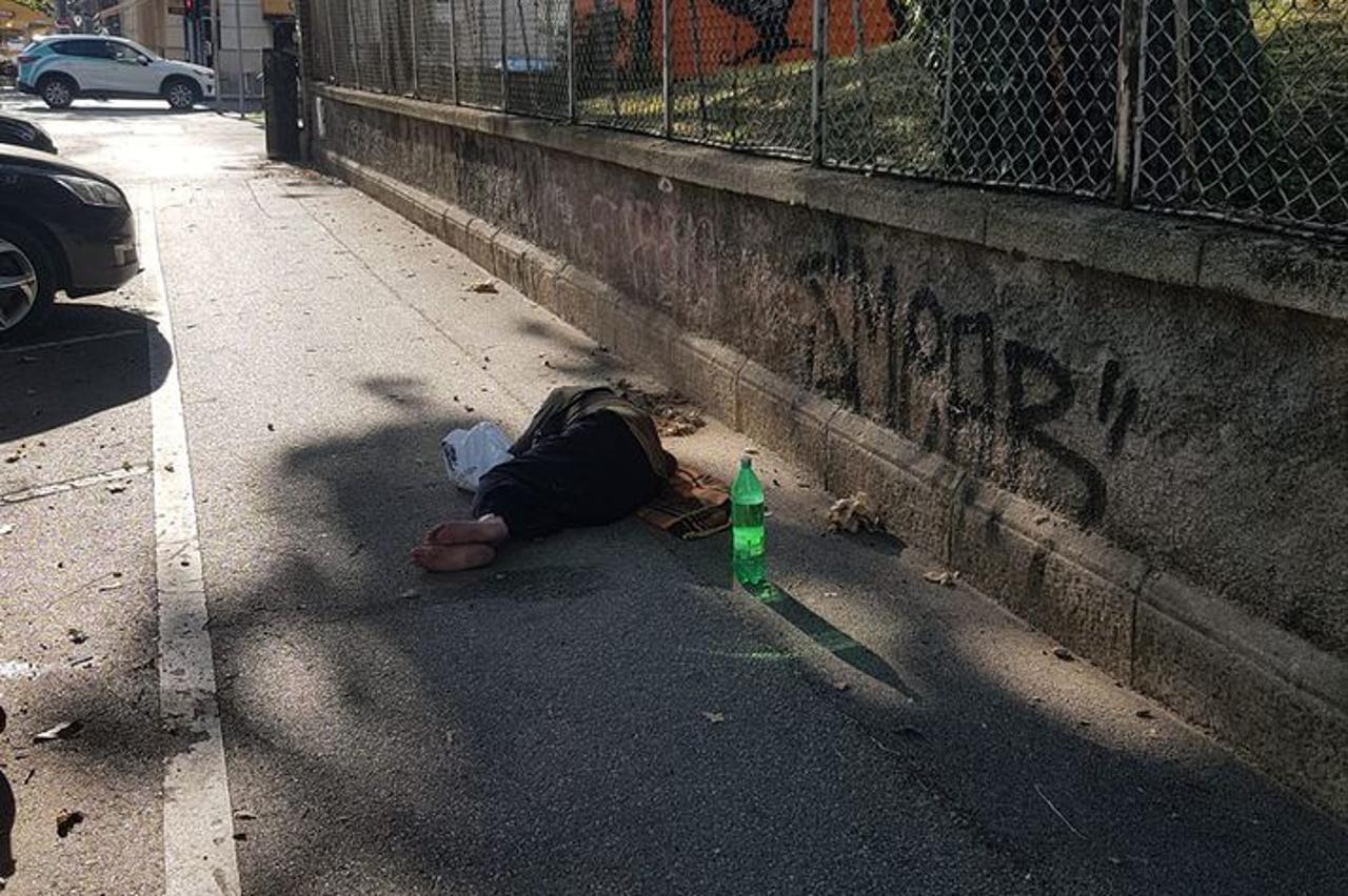 Žena satima leži ispred Klinike za traumatologiju