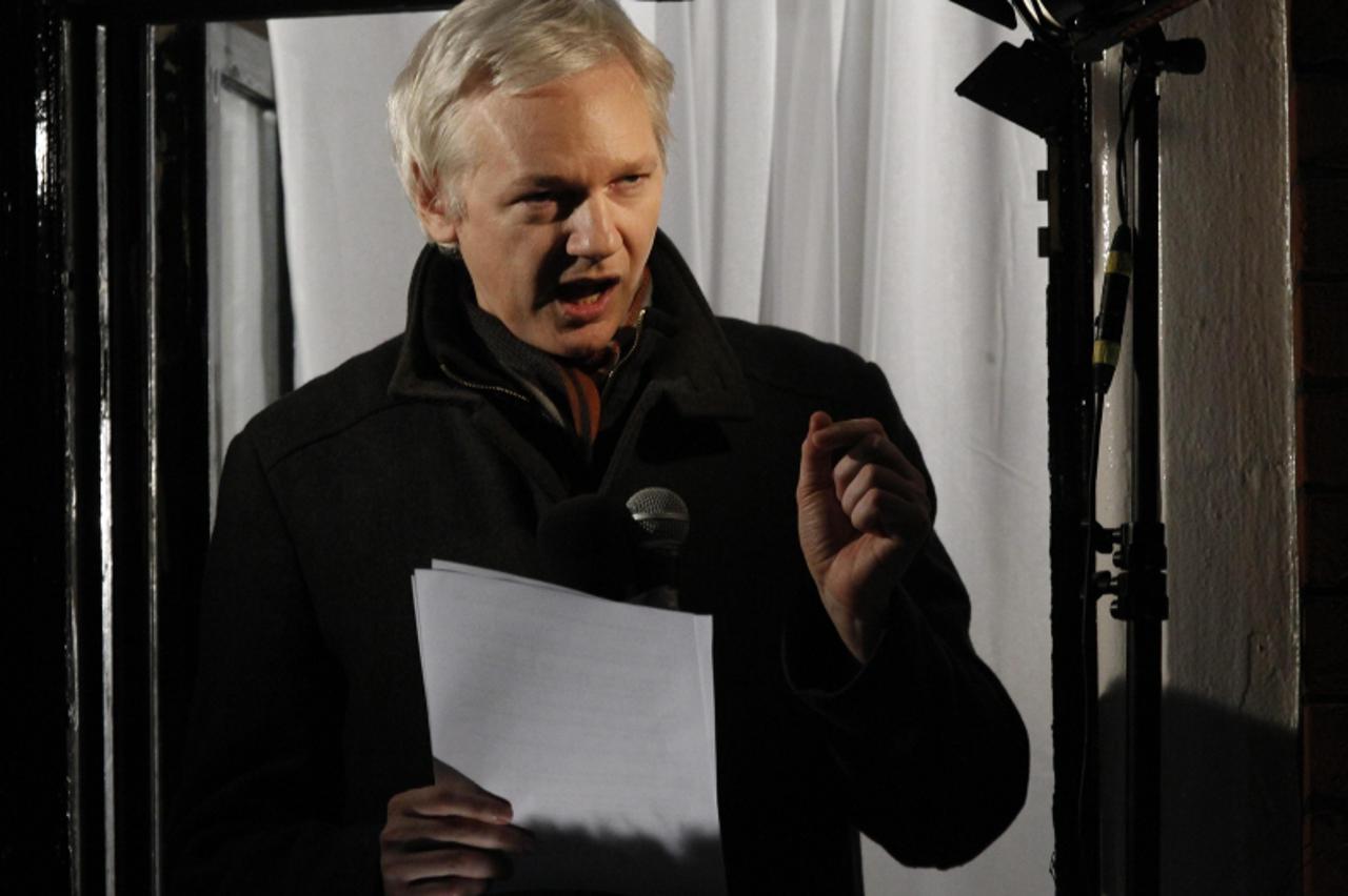 'WikiLeaks founder Julian Assange makes a speech from the balcony of Ecuador\'s Embassy, in central London December 20, 2012.    REUTERS/Luke MacGregor (POLITICS CRIME LAW SOCIETY)'