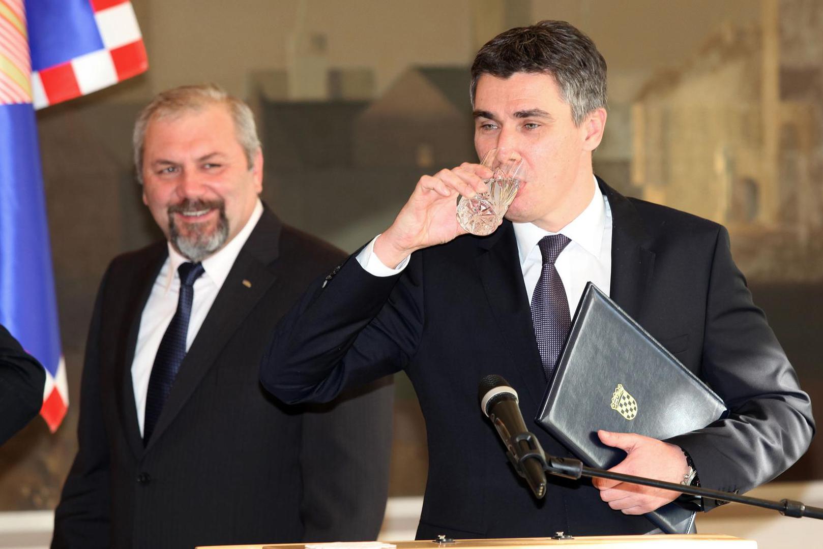 Na dramatičnim izborima 2015., unatoč kritikama, ostao je kraći za samo 3 mandata u odnosu na HDZ. Most je sa svojih 19 mandata odnio prevagu na HDZ-ovu stranu. No ta Vlada ubrzo je pala pa se na izbore opet išlo 2016. Nakon izbora Milanović je podnio ostavku na mjestu šefa SDP-a