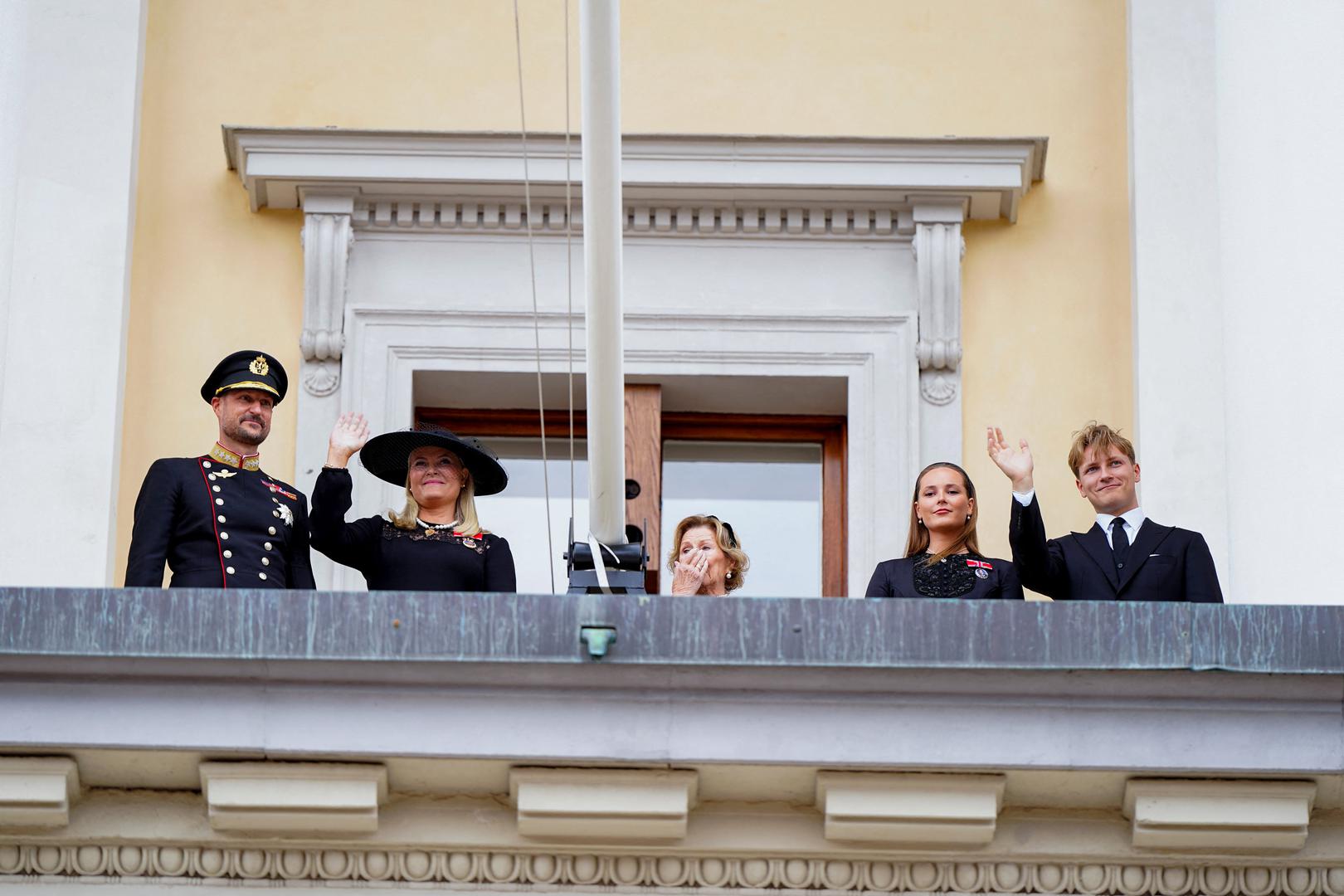 Na ceremoniji su bili i švedski kralj Carl XVI. Gustaf te danski kralj Frederik X. Novi norveški kralj Haakon VIII. hodao je iza lijesa, dok su švedski i danski kralj bili s njegove lijeve i desne strane. Taj je prizor ocijenjen kao simbol bliskosti triju nordijskih kraljevskih obitelji.