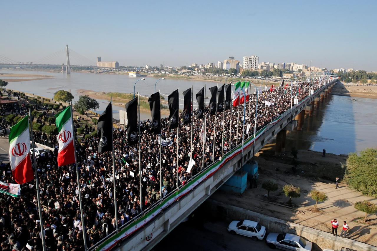 Stotine tisuća ljudi, a neke procjene kažu da je riječ o milijunima, okupile su se u povorci u Ahvazu u čast Soleimaniju