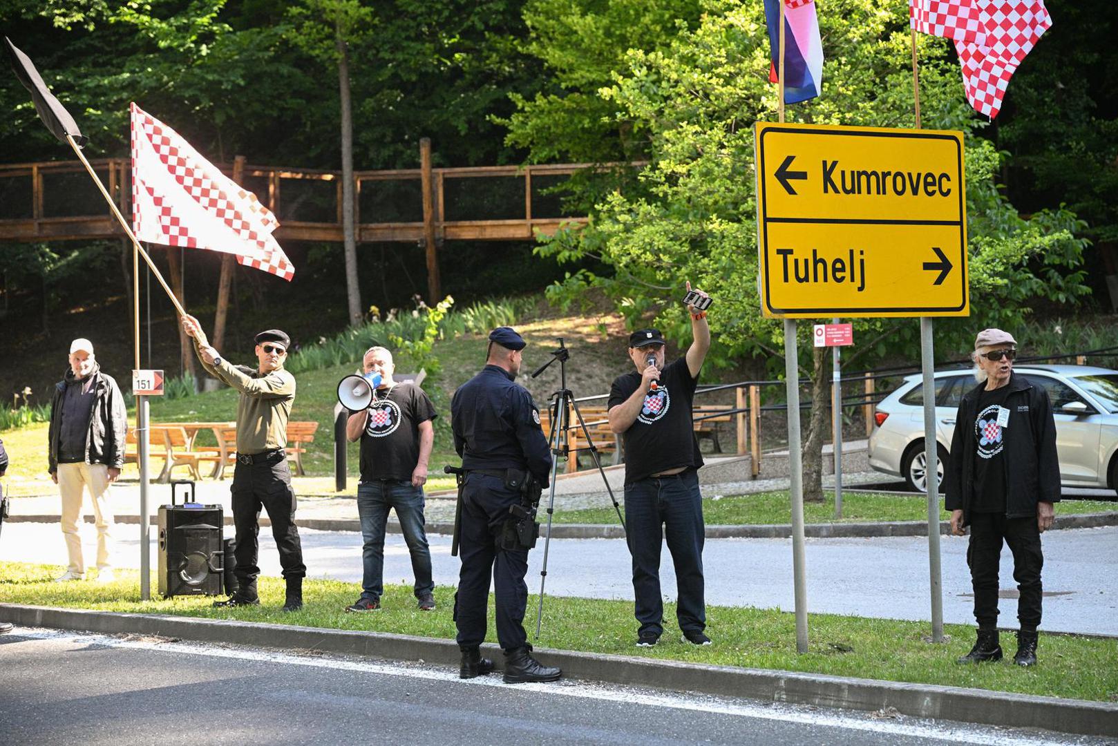 Istodobno, na ugibalištu kod Kumrovca Dražen Keleminec sa istomišljenicima prosvjeduje protiv obilježavanja Dana mladosti.