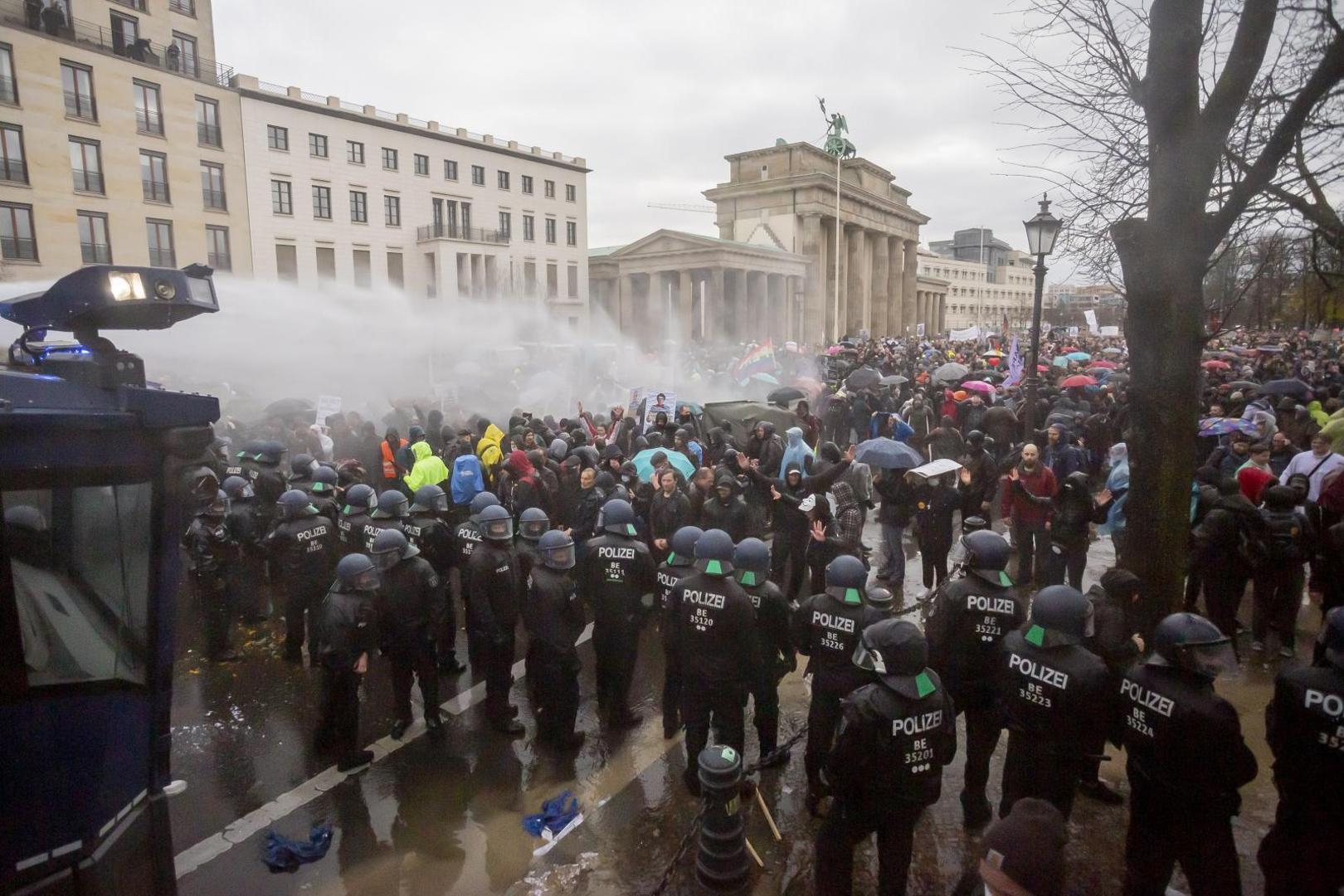 dpatop - 18 November 2020, Berlin: Police are using water cannons at a demonstration against the federal government's corona restrictions at the Brandenburg Gate not far from the Reichstag building. At the same time, the new version of the infection protection law is to be passed by the Bundestag and Bundesrat in a fast-track procedure. Photo: Christoph Soeder/dpa /DPA/PIXSELL