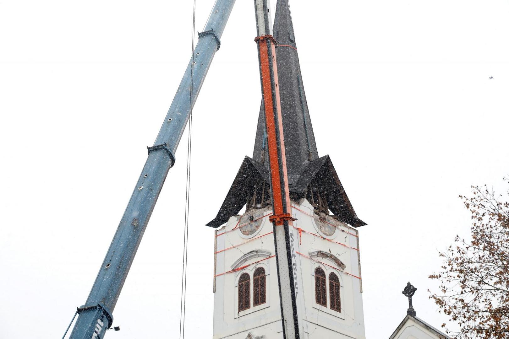 10.01.2021., Sisak - Uklanjanje tornja katedrale u Sisku koji je ostecen u razornom potresu. 
Photo: Edina Zuko/PIXSELL