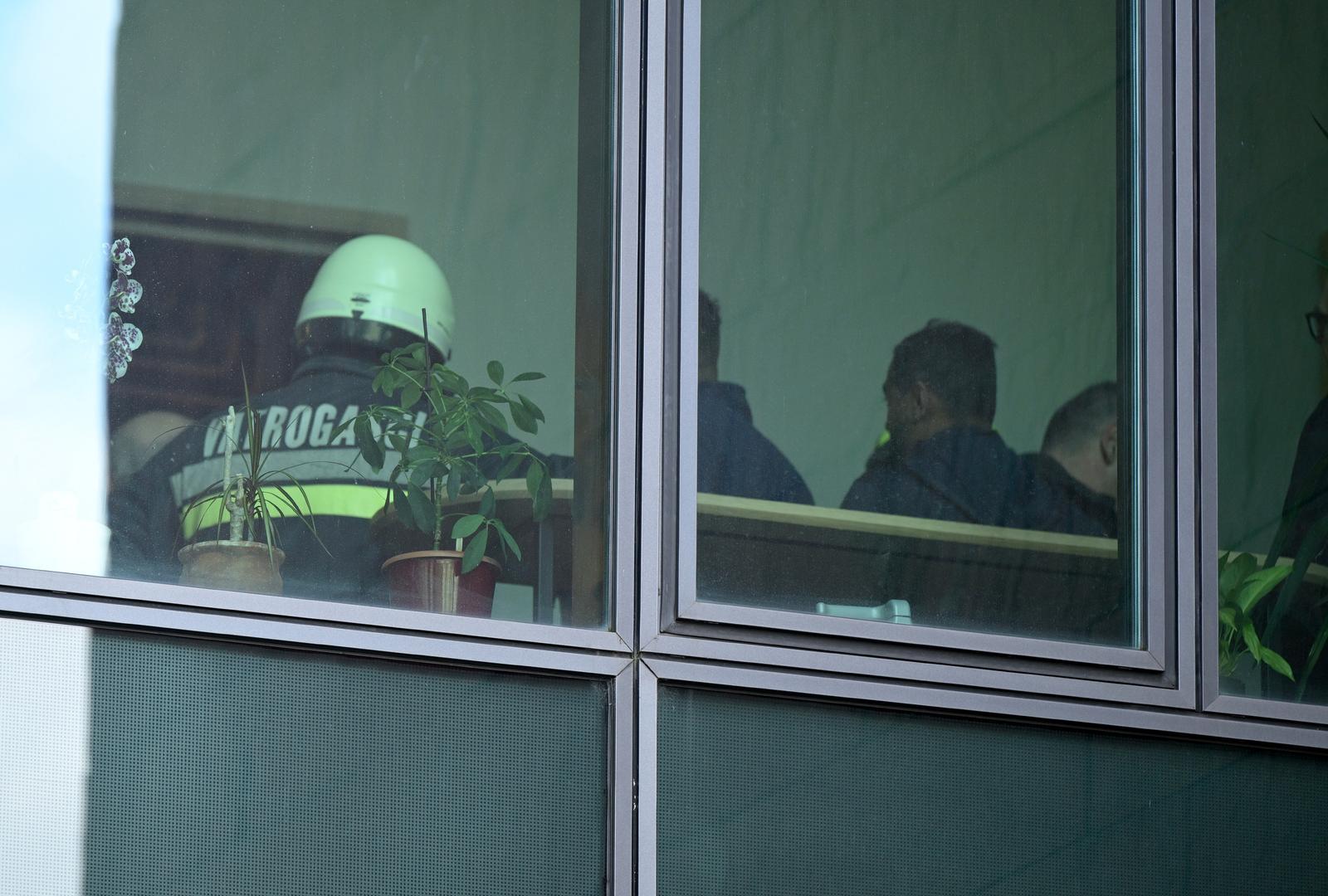 02.04.2025., Zagreb - Vatrogasna interevencija na Radnickoj cesti gdje je na vrhu zgrade poceo goriti dimnjak restorana Mano 2. Ljudi iz zgrade su evakuirani te nema ozlijedjenih. Photo: Neva Zganec/PIXSELL