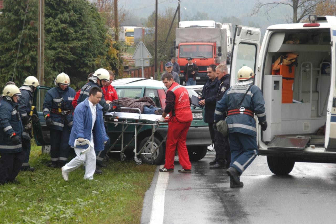 \'10.10.2010., Bjelovar - Na prometnici Bjelovar - Djurdjevac u mjestu Curlovcu dogodila se teza prometna nesreca u kojoj su se sudarili fiat punto i opel kadet, na mjestu nesrece djelatnici Hitne pom