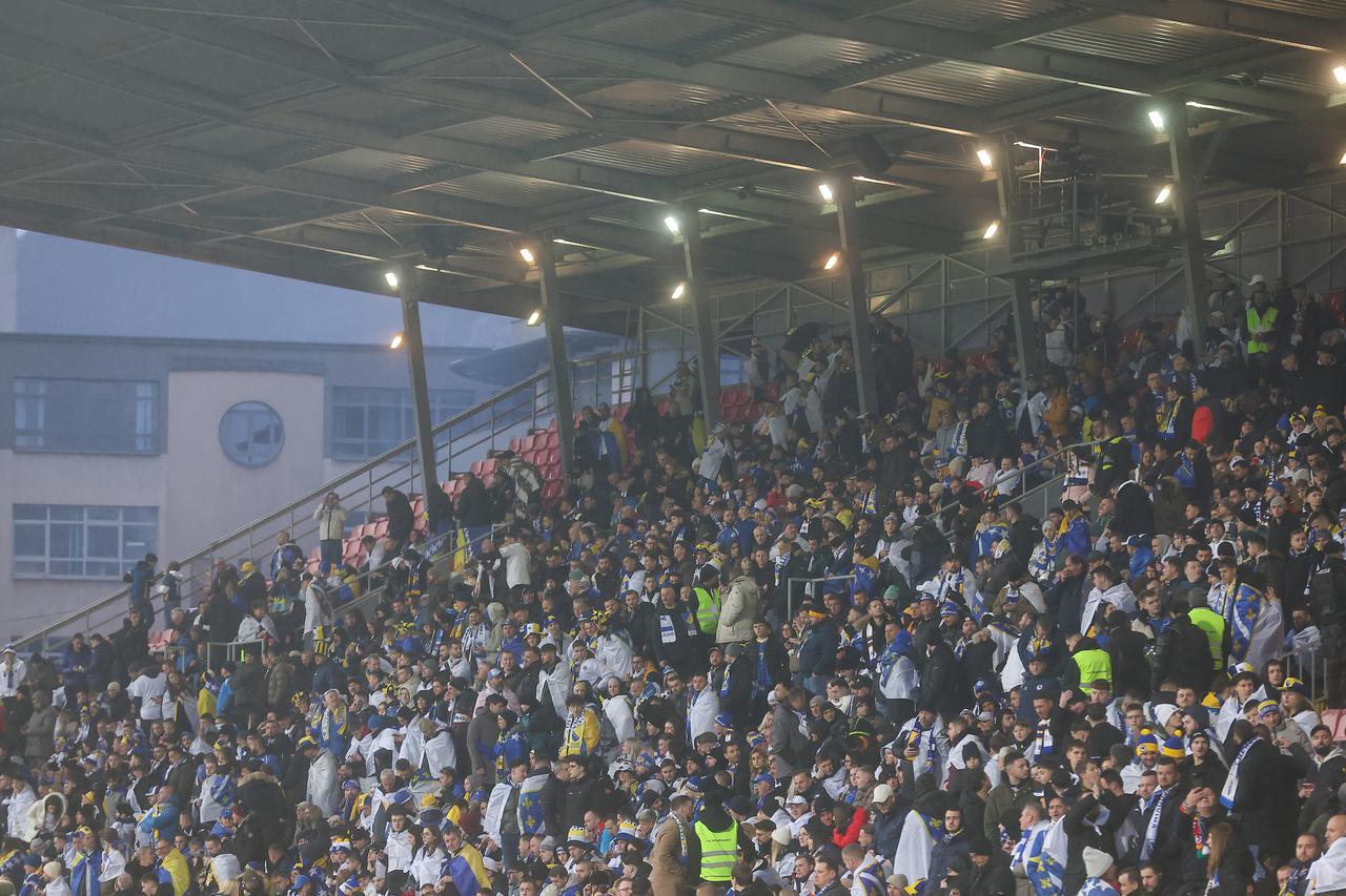 Zenica: Navijači očekuju početak utakmice između Bosne i Hercegovine i Italije