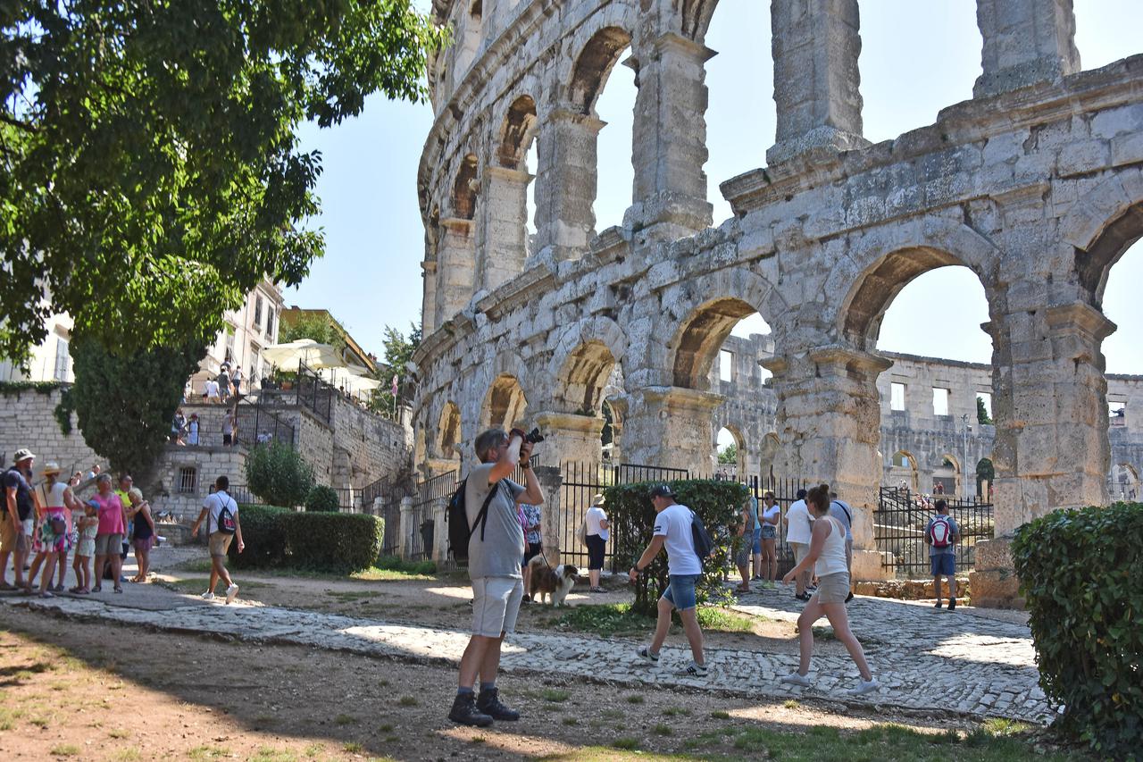 Pule: Brojni turisti uživaju u obilasku Arene