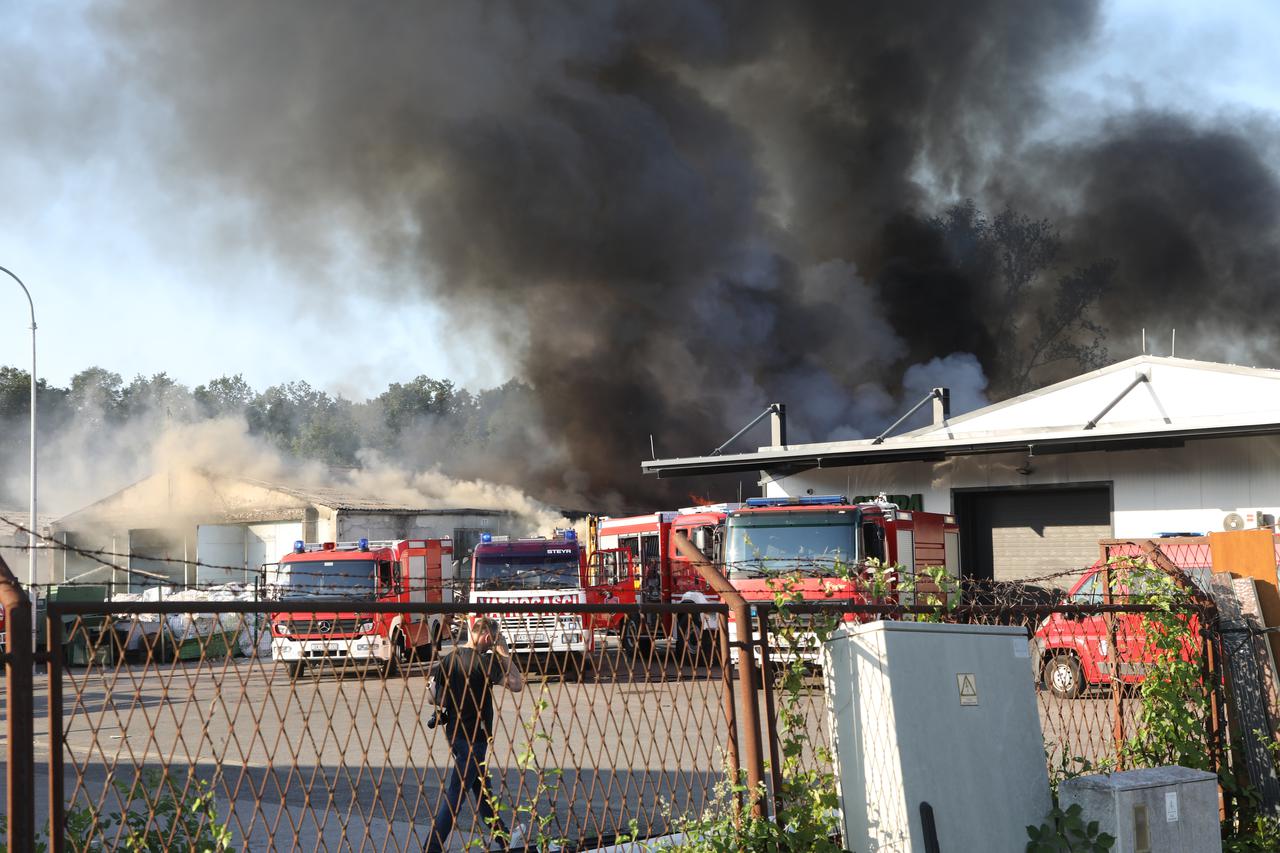 U Novom Pračnu izbio požar u hali za obradu otpada