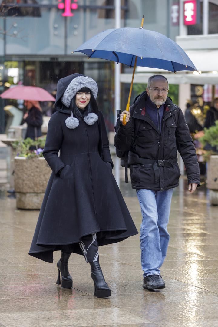 Centrom je u društvu partnera Siniše Bužana prošetala i Mirela Holy. 