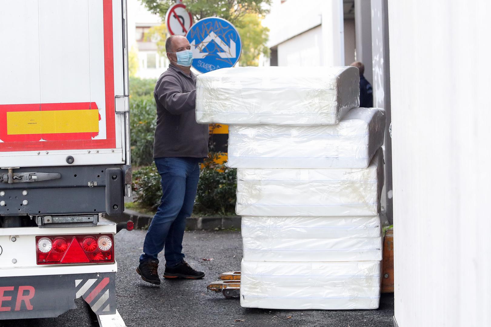 26.10.2020., Zagreb – Članovi civilne zaštite danas postavljaju krevete za oboljele u dvorani Arene Zagreb. Foto: Luka Stanzl/PIXSELL