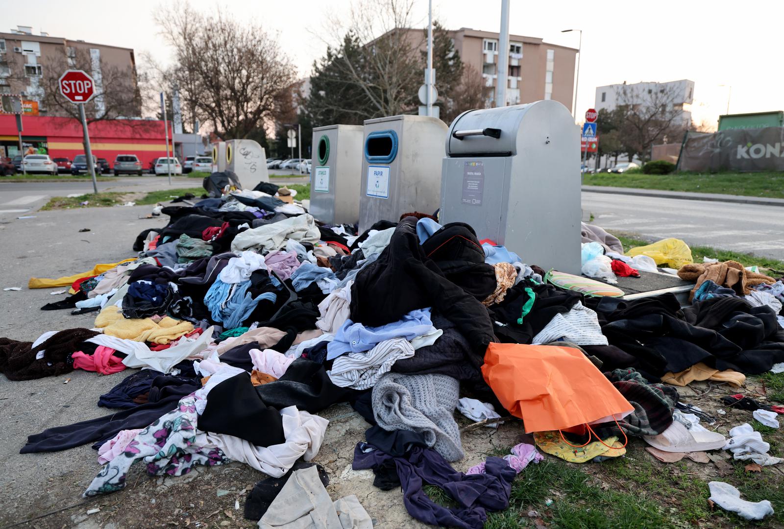 Među kronične probleme sa odlaganjem otpada svakako spadaju i podzemni spremnici postavljeni kod tržnice Dubec.