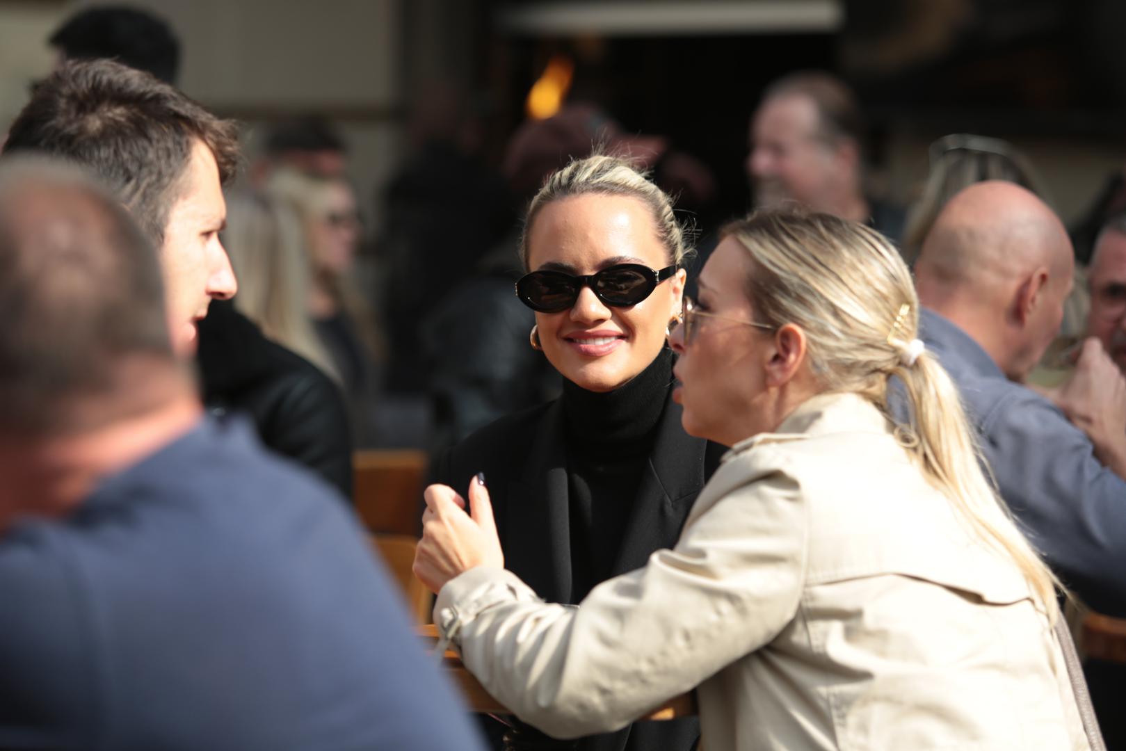 Naša poznata influencerica Meri Goldašić uživala je u škrtim zrakama sunca i s prijateljima ispijala kavu. 