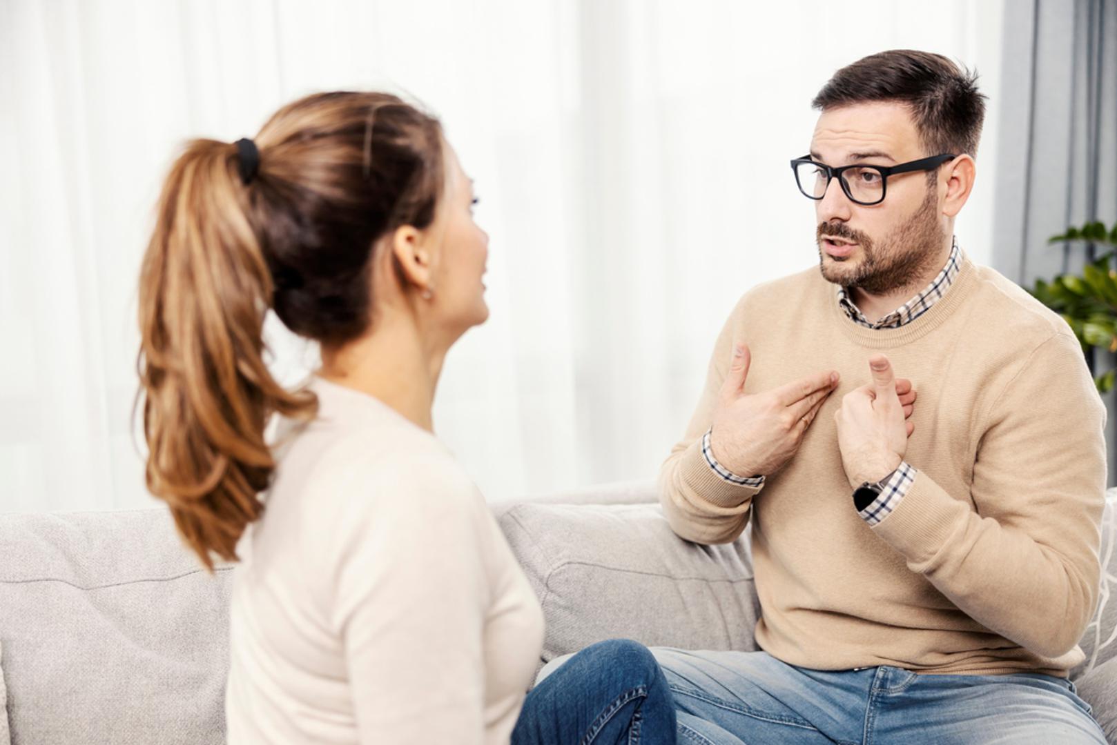 'Varaš li me?' Stručnjakinja Christy Neal kaže da varalice ponekad toliko projiciraju vlastitu krivnju da direktno optuže partnera. Ako vas partner stalno pita jeste li nevjerni, to može značiti da on sam skriva aferu.