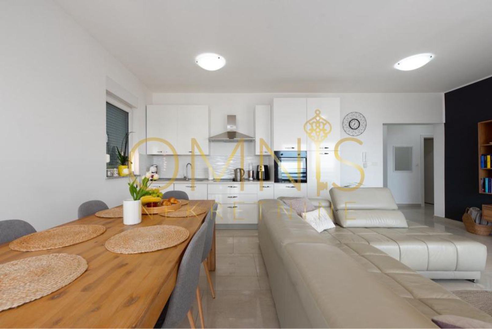 Uz stan dolaze dva parkirna mjesta te vlastito ograđeno dvorište s roštiljem, idealno za opuštanje i druženja. Cijena ovog elegantnog i udobnog stana iznosi 400.000 eura.