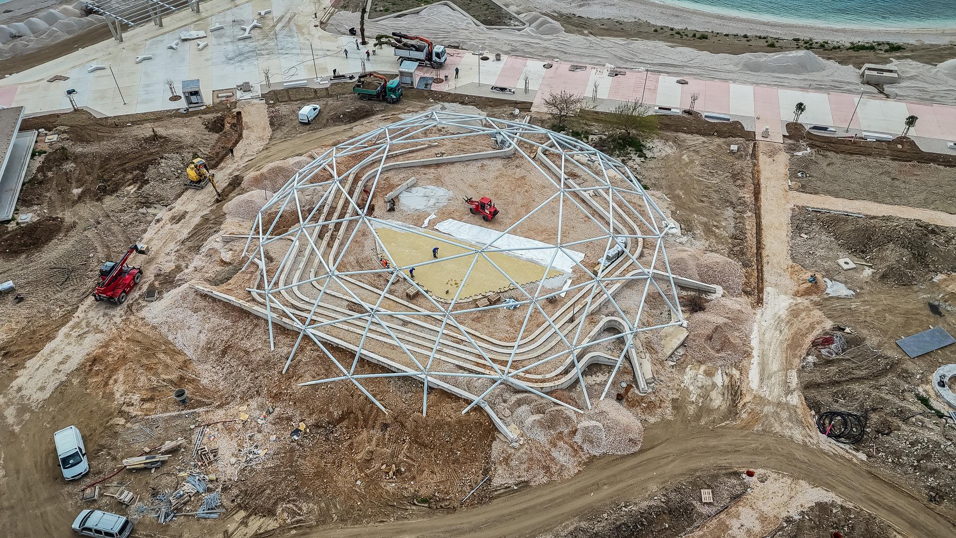 Nakon što su završeni svi veći radovi, trenutačno se dovršavaju hortikulturna uređenja, tribine i osvjetljenje amfiteatra te unutarnji i vanjski objekti.
