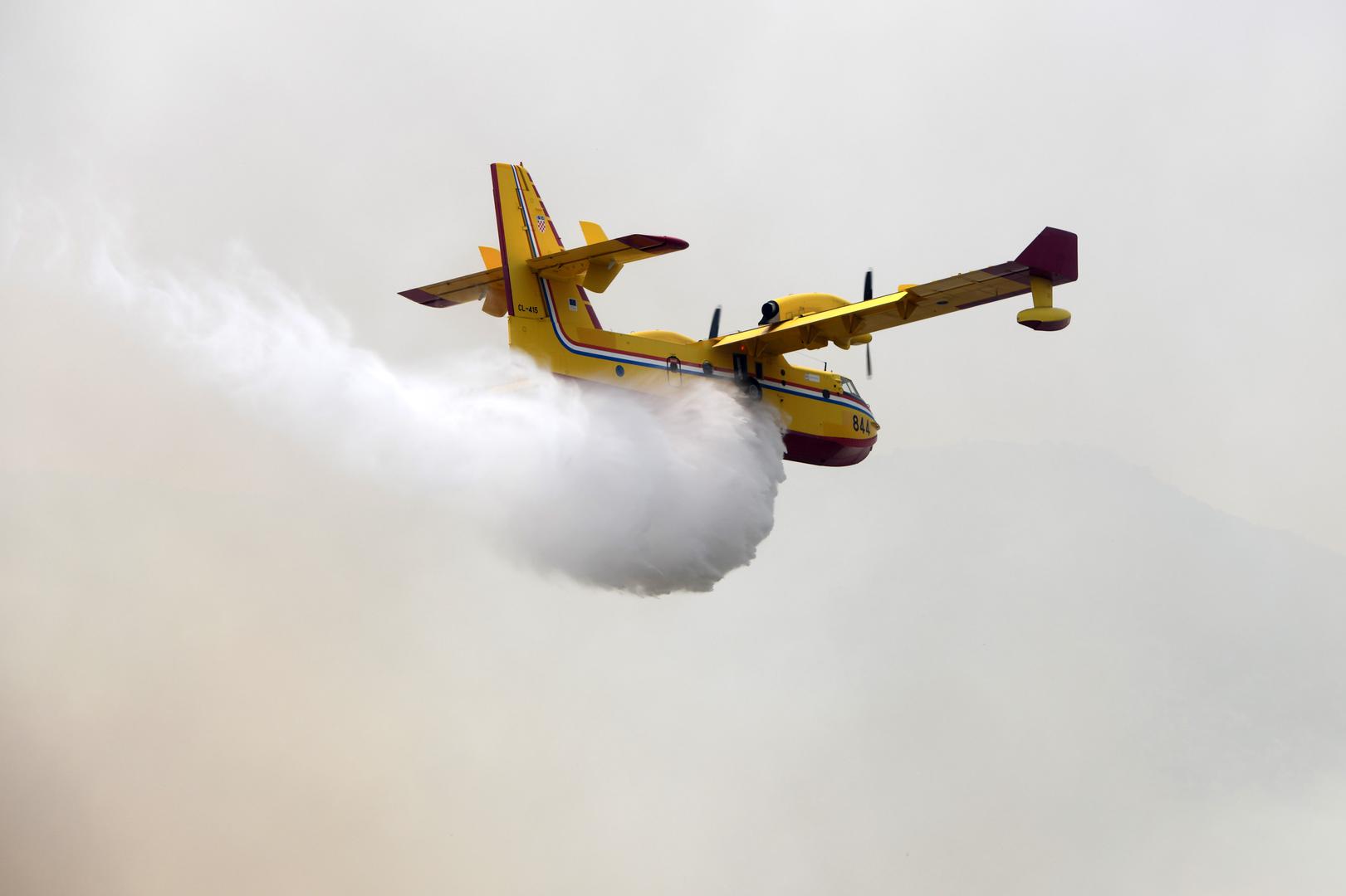 13.07.2023.,Sibenik - Izbio je pozar na otvorenom prostoru kod sela Gornjih Banjevaca u Grebastici. Na intervenciju su izasli 8 postrojbi s ukupno 12 vozila i 33 vatrogasaca. U pozaru sudjeluju i tri kanadera. Gasenje u tijeku Photo: Hrvoje Jelavic/PIXSELL