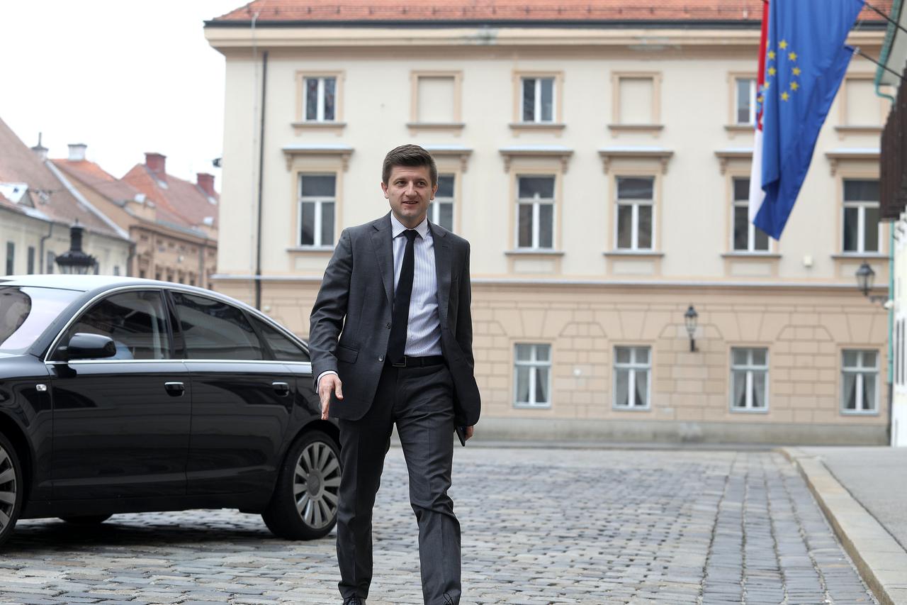 Ministar financija Zdravko Marić najavio je restrukturiranje duga cestarskih tvrtki u idućih nekoliko mjeseci
