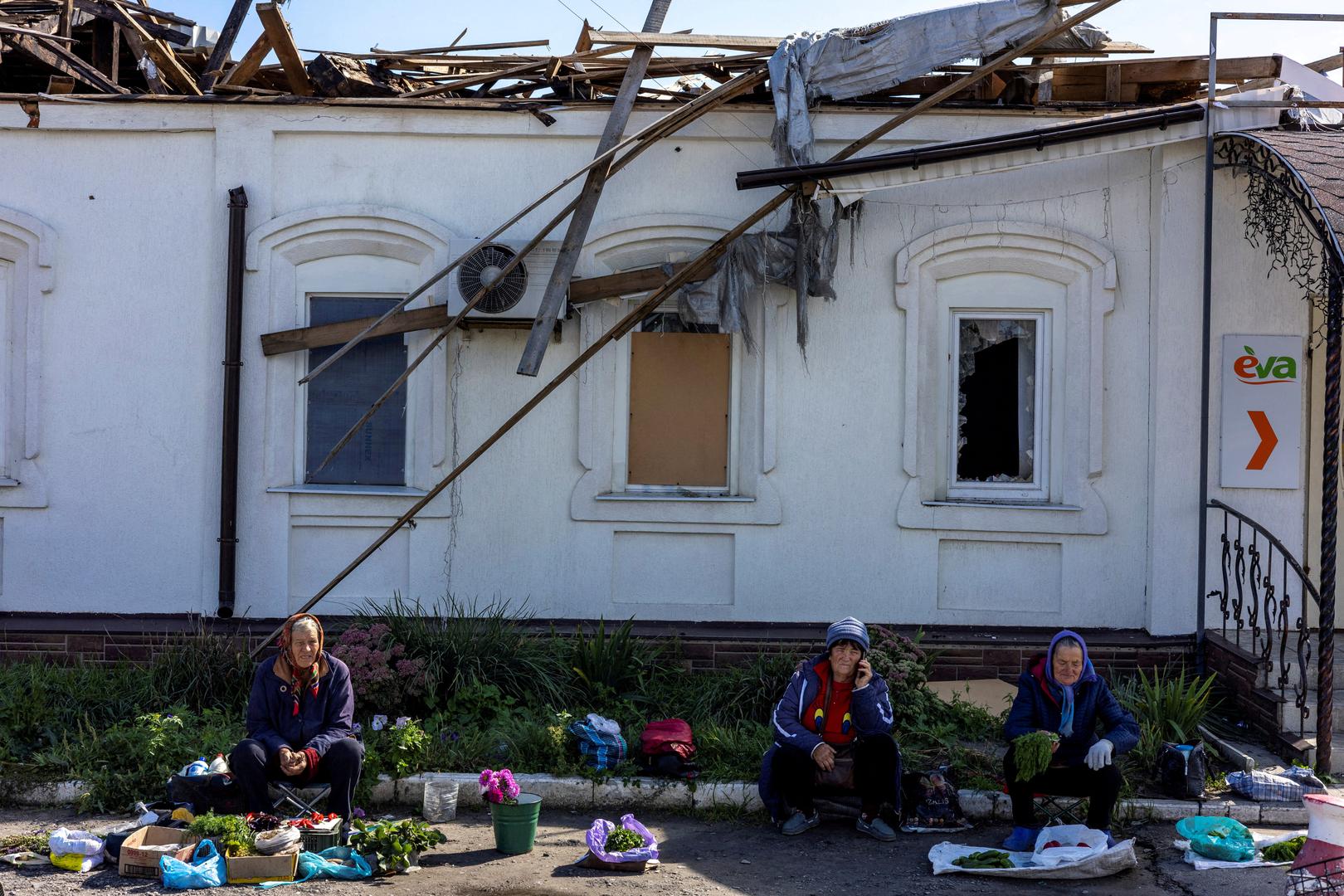 Locals sell vegetables in front of a damaged market in Balakliia, liberated by Ukrainian Armed Forces, amid Russia's invasion of Ukraine, in Kharkiv region, Ukraine September 21, 2022.   To match Special Report UKRAINE-CRISIS/RUSSIA-BASE    REUTERS/Umit Bektas Photo: UMIT BEKTAS/REUTERS