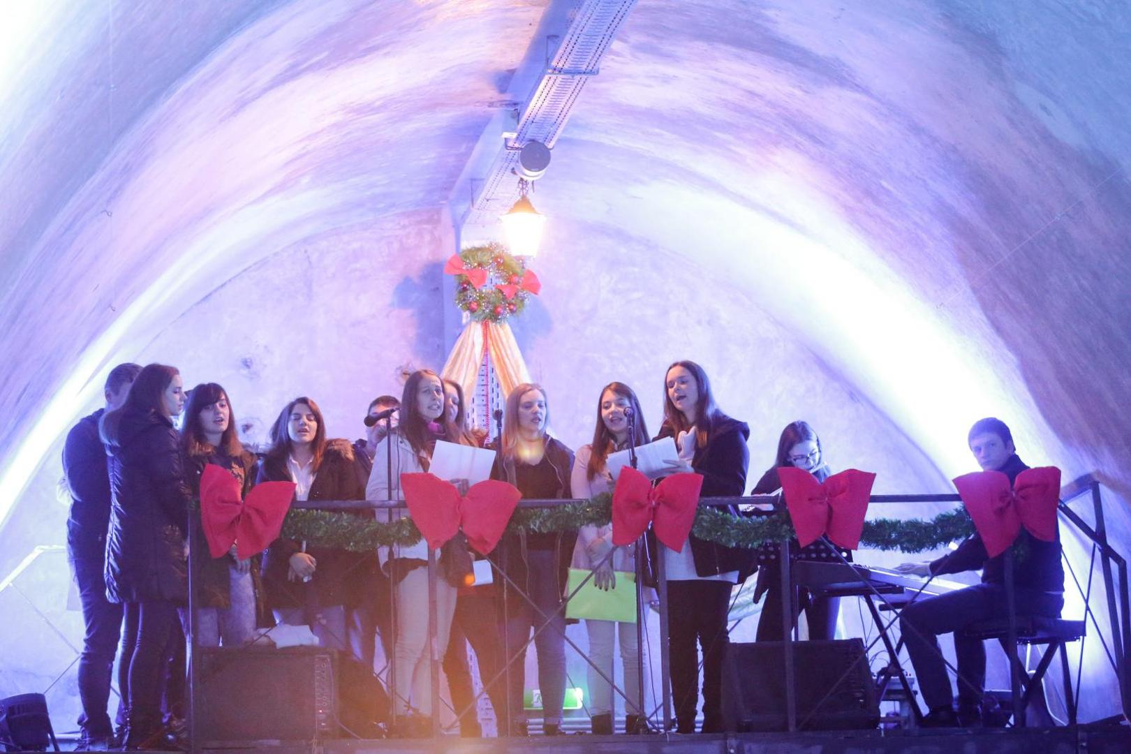 Čarobnom ugođaju pridonijet će i zborovi koji će 3., 6., 9., 10., 13., 16. i 17. prosinca izvoditi adventske pjesme.
