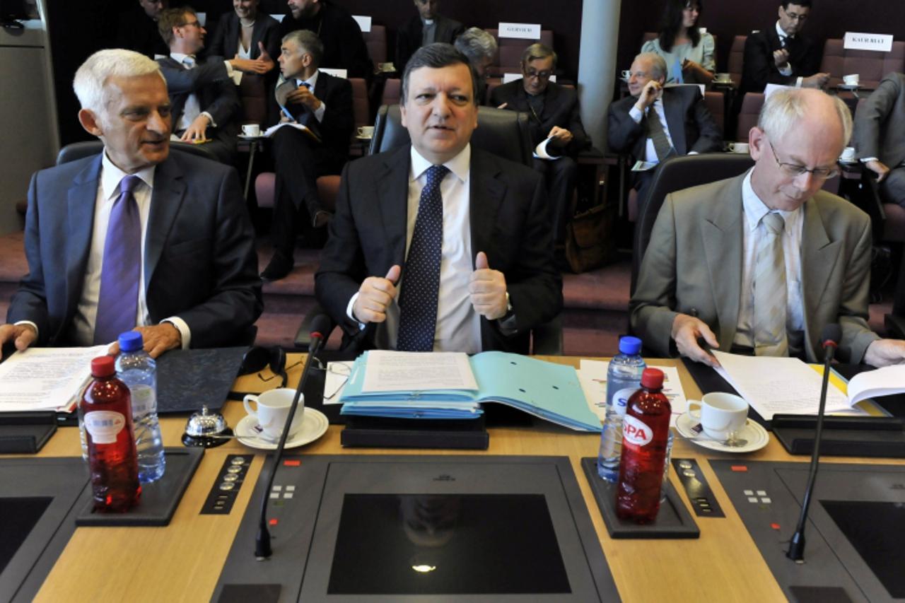 '(L-R) European Parliament President Jerzy Buzek, European Commission President Jose Manuel Barroso and EU President Herman Van Rompuy get ready prior to a working session with european religious lead