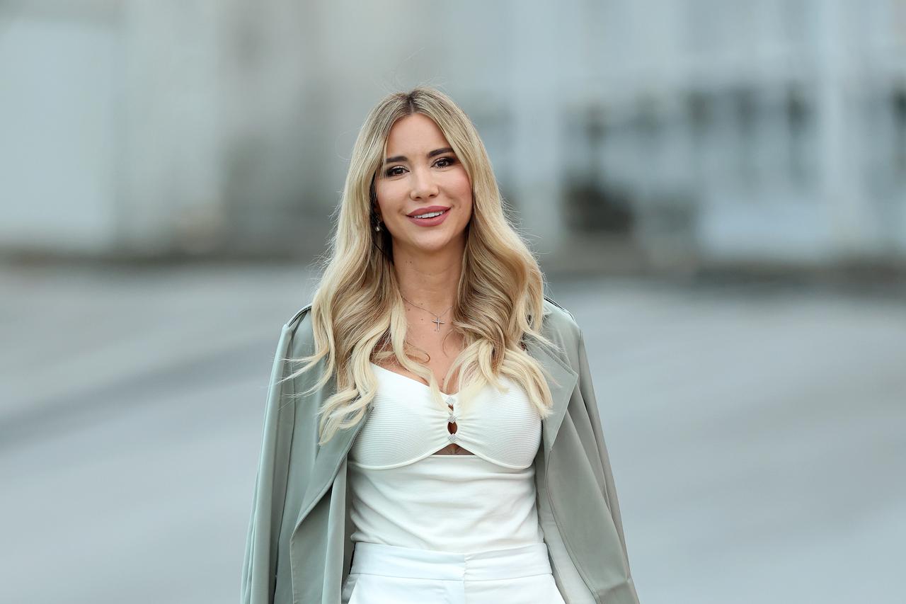 Zagreb: Valentina Miletić u izazovnoj modnoj kombinacija plijenila je pozornost okupljenih sudionika