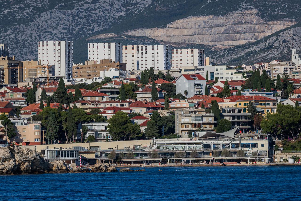 Pogled sa trajekta na Split i okolicu