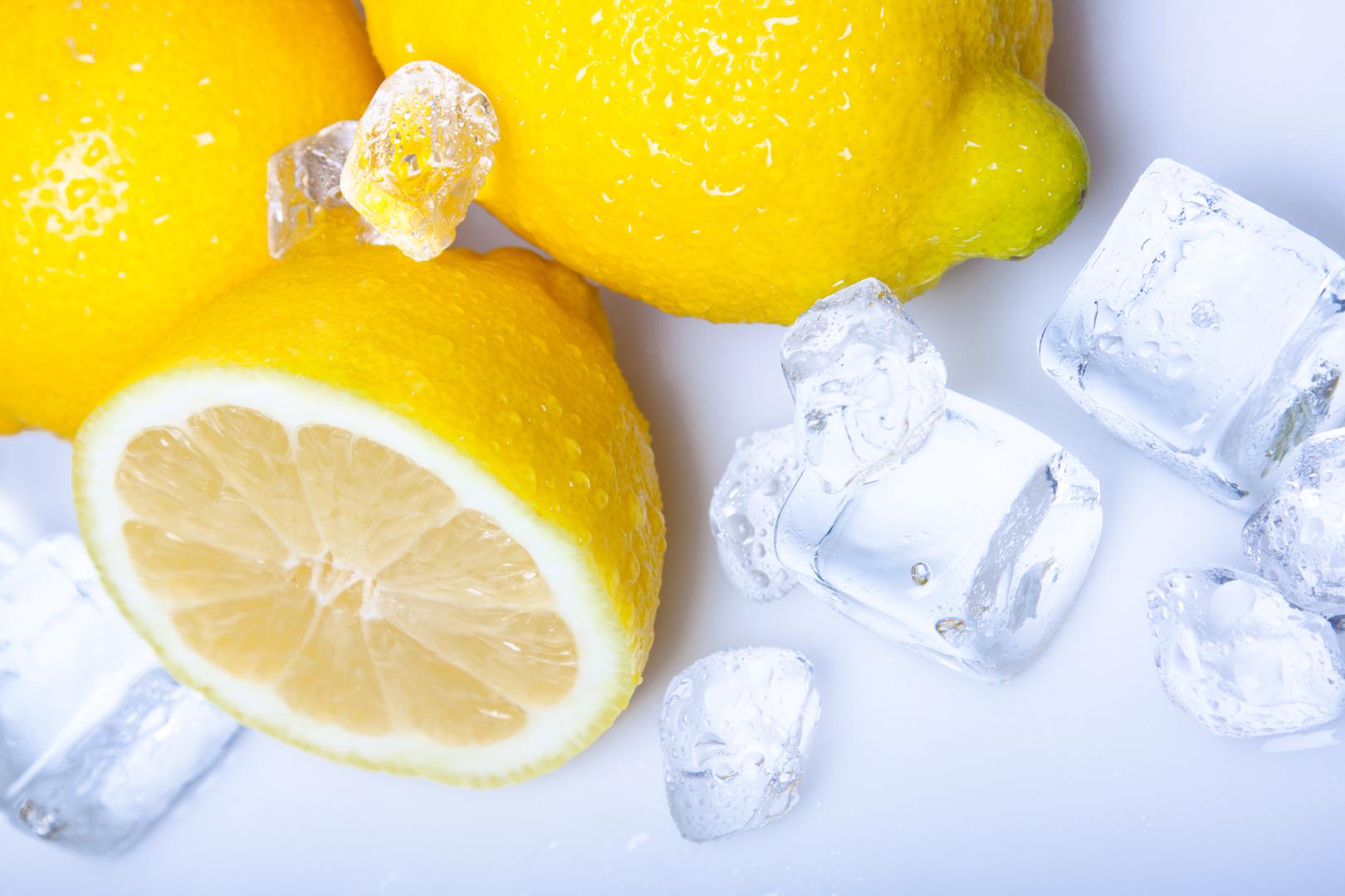 Postoji voće, poput limuna na primjer, koje dobro podnosi toplinu. Ako želite iscijediti više soka iz limuna, slobodno ga nakratko ubacite u mikrovalnu. Drugo pak voće neće dobro reagirati. Grožđe će eksplodirati, a grožđice se zadimiti...