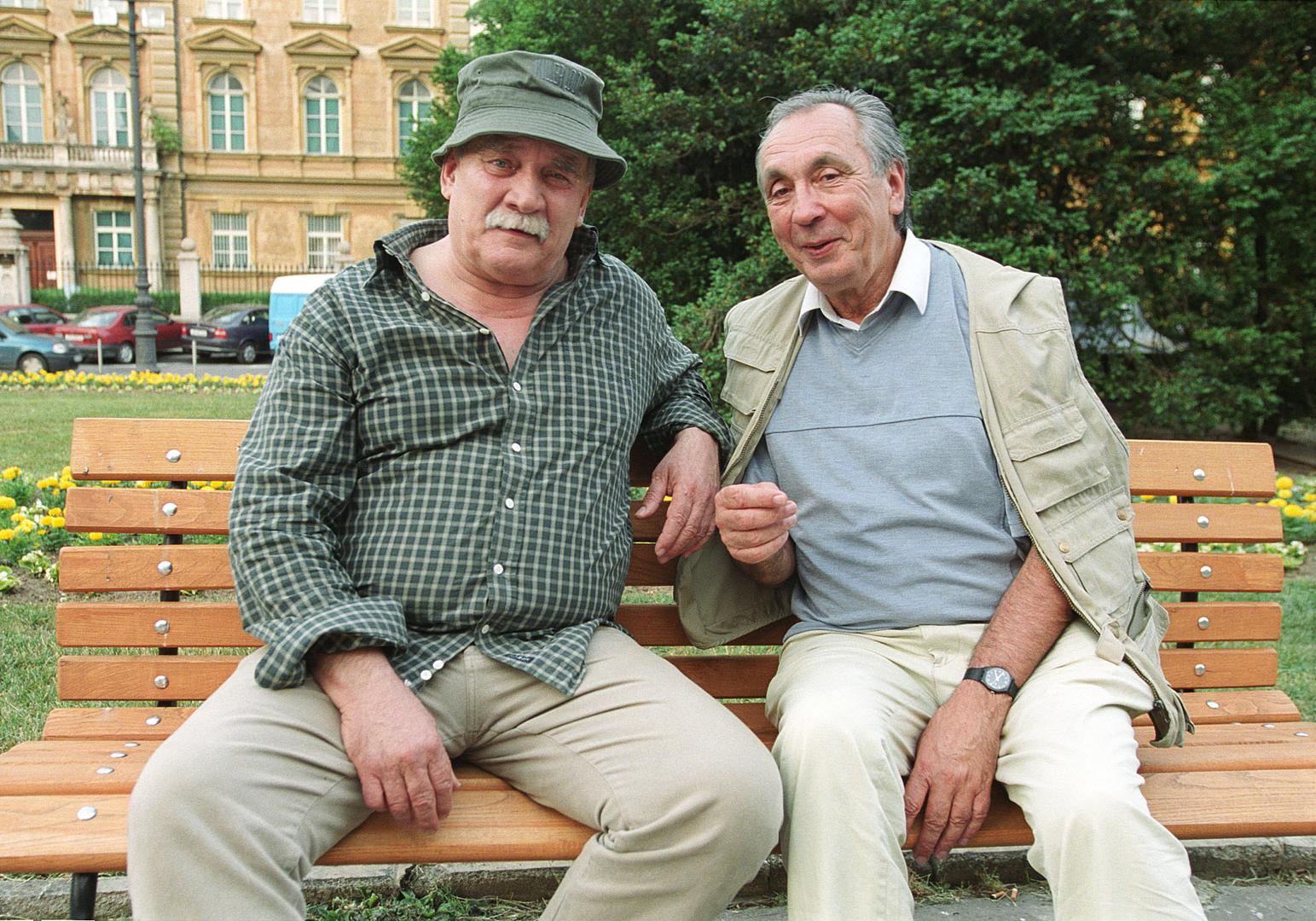 Velik trag ostavio je i na televiziji. Njegova najpoznatija uloga svakako je Roko Prč u kultnoj seriji Naše malo misto (1969.–1971.), u režiji Daniela Marušića prema scenariju Miljenka Smoje. Kroz niz toplih i duhovitih priča o životu u dalmatinskom varošu, lik brbljavog i simpatičnog brijača postao je jedan od najupečatljivijih u povijesti domaće televizije. (Na fotografiji sa Špirom Guberinom)