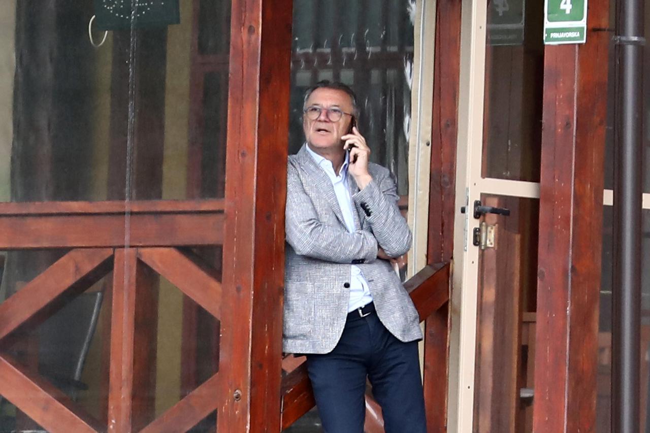 Sarajevo: Zdravko Mamić priča na mobitel dok čeka da njegov brat izađe iz zgrade Suda