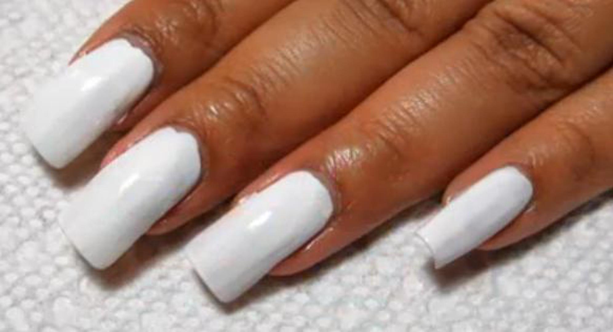 Britansko društvo dermatologa tvrdi da je kod 2.4 posto ispitanih alergičara utvrđen bar jedan sastojak koji se nalazi u gelovima i akrilnim lakovima za nokte.