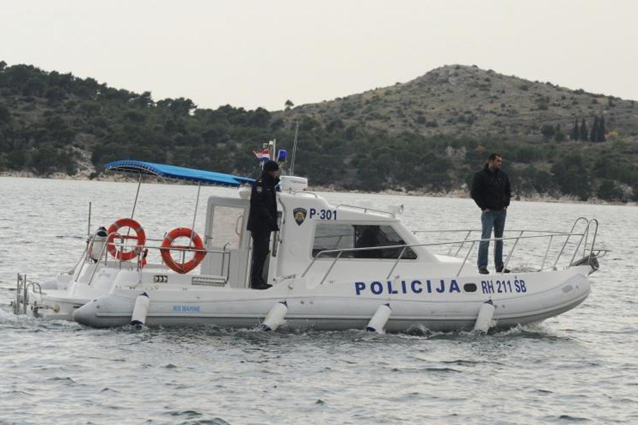 \'04.12.2010.,Sibenik - Pomorska policija u ophodnji sibenskim kanalom. Photo: Hrvoje Jelavic/PIXSELL\'