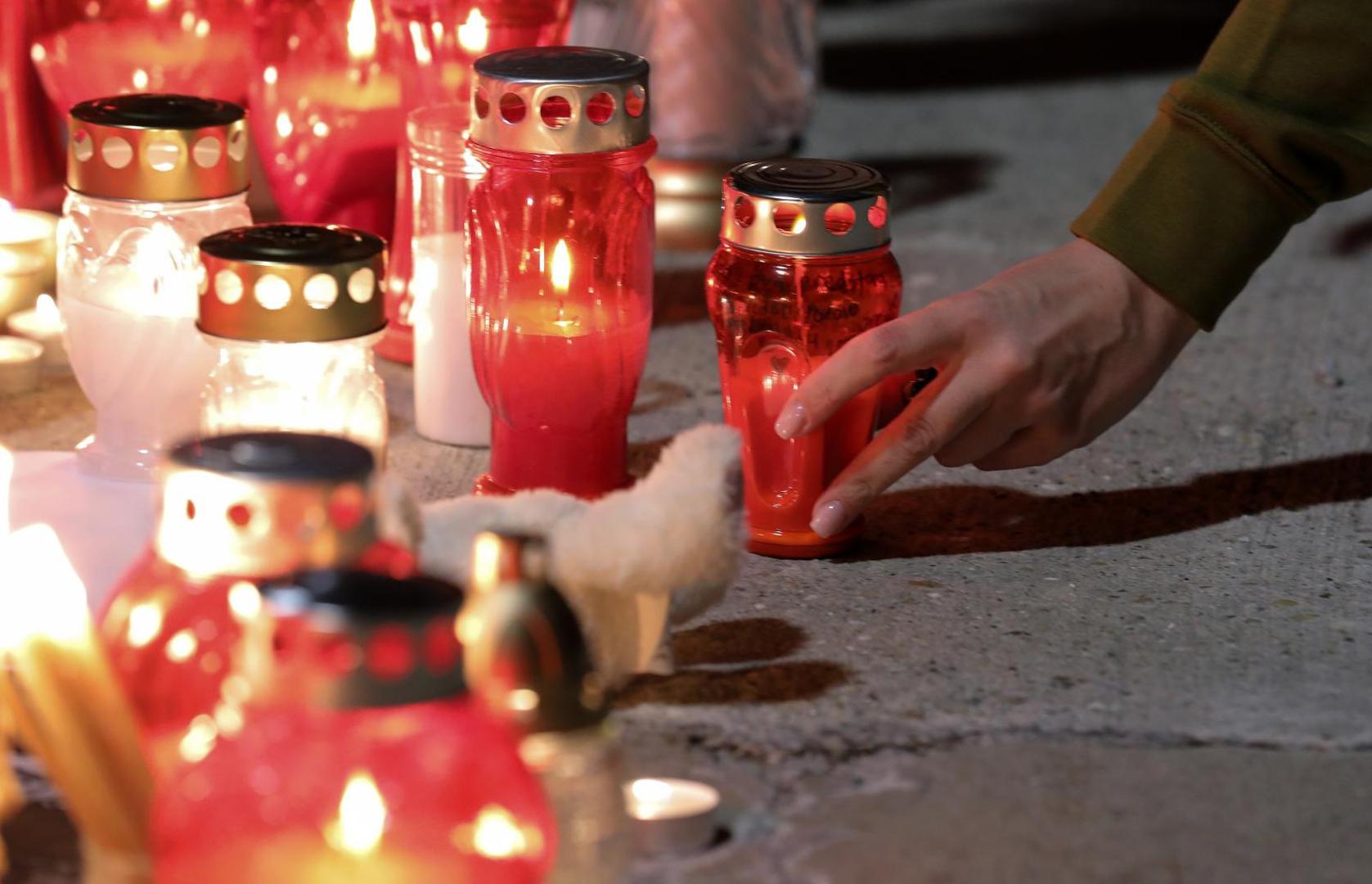 20.02.2021., Zagreb - Obozavatelji se ispred Arene Zagreb oprastaju od Dordja Balasevica pjesmom, paljenjem svijeca i bijelim zecom. Photo: Emica Elvedji/PIXSELL